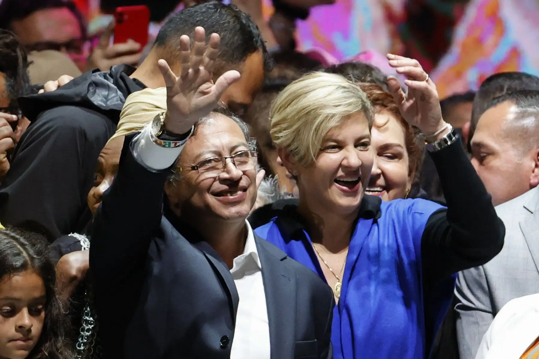 El presidente electo de Colombia, Gustavo Petro, celebra el triunfo con su esposa, y ahora primera dama, Verónica Alcocer, en Bogotá. Foto: EFE