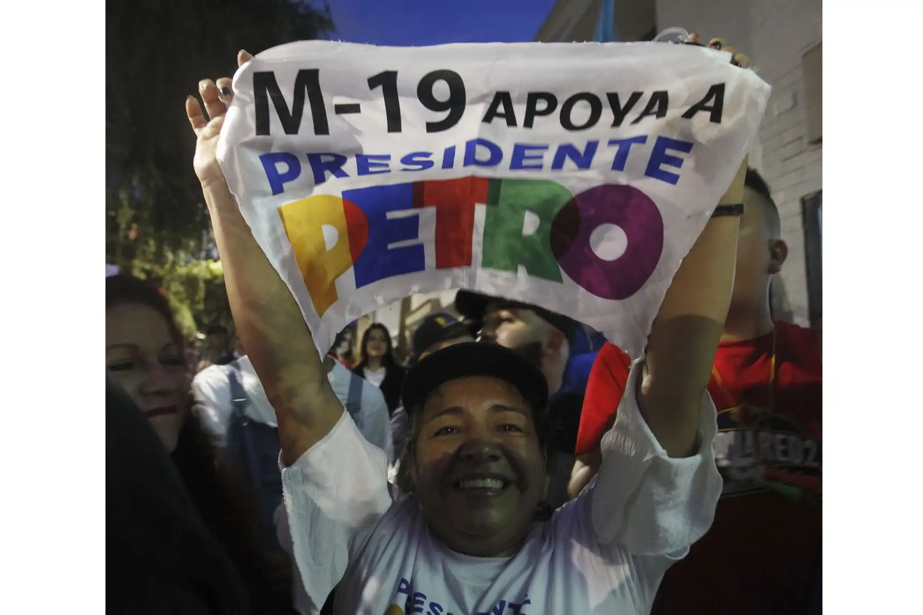 Simpatizantes del presidente electo de Colombia, Gustavo Petro, celebran tras los resultados de las elecciones presidenciales hoy, en Bucaramanga. Foto: EFE