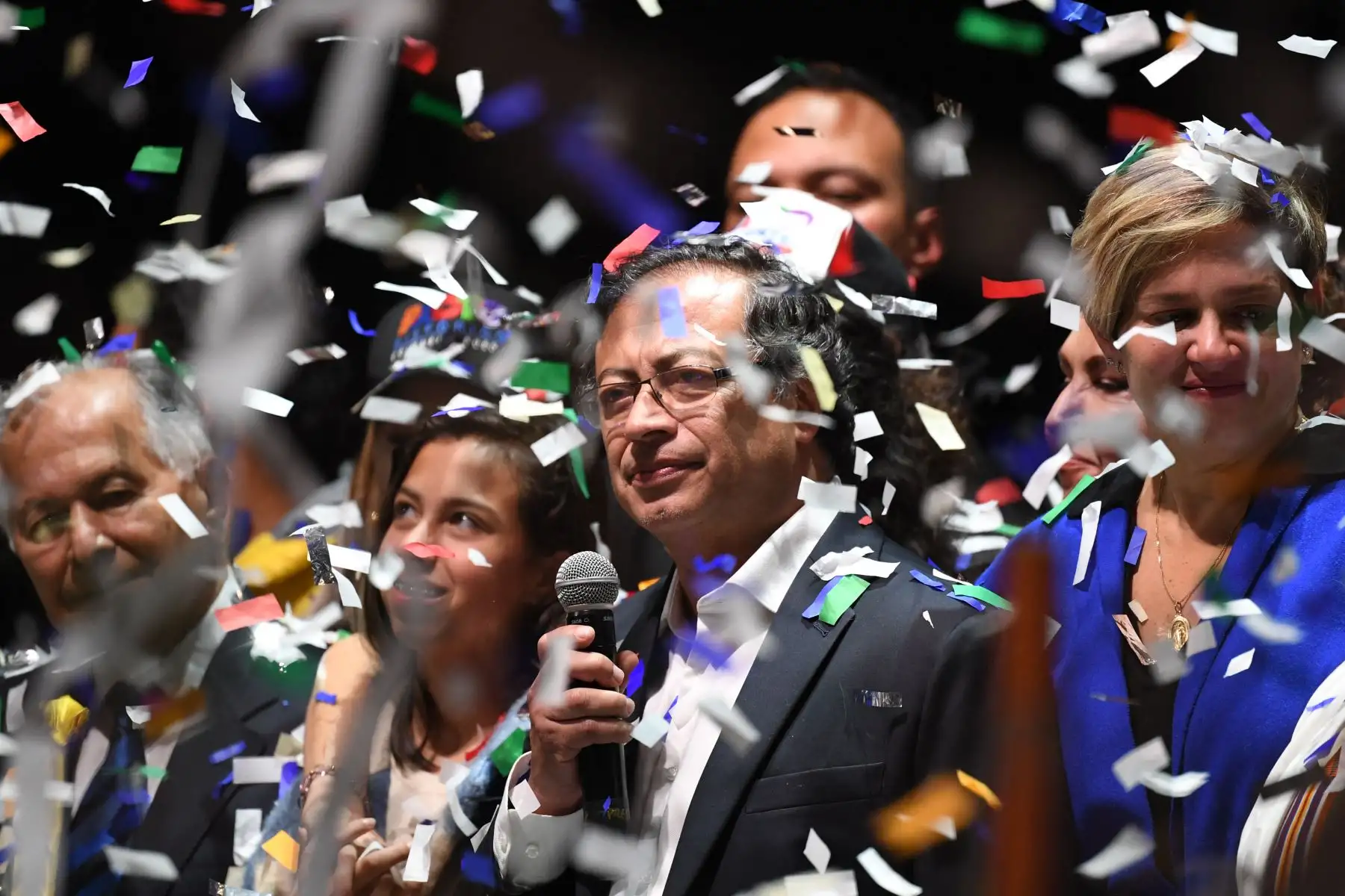 El recién elegido presidente colombiano, Gustavo Petro, celebra con simpatizantes, en Bogotá. Foto: AFP