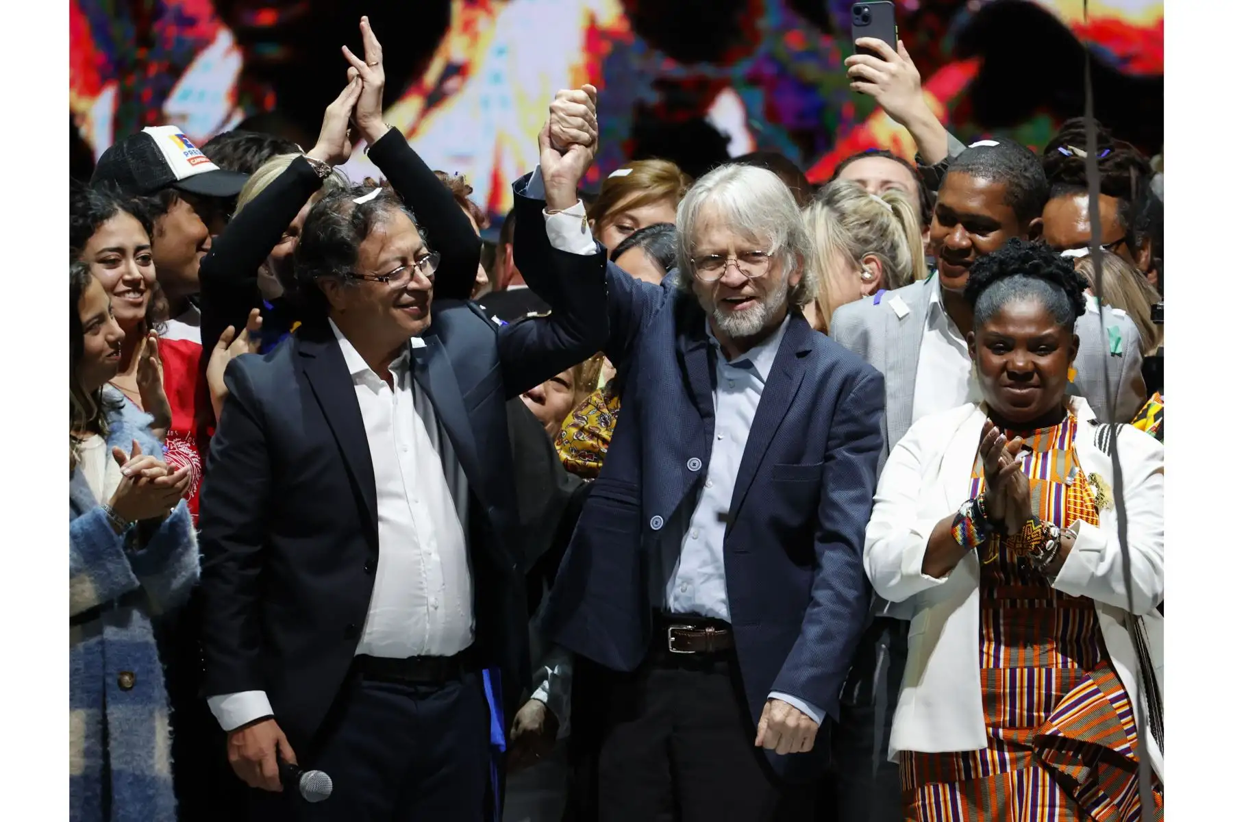 El exalcalde de Bogotá, Antanas Mockus, alza la mano del presidente electo Gustavo Petro tras obtener el triunfo en segunda vuelta. Foto: EFE