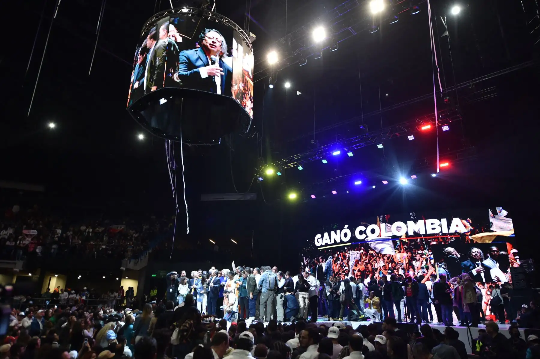 El recién elegido presidente de Colombia, Gustavo Petro, brinda un discurso en el Movistar Arena de Bogotá. Foto: AFP