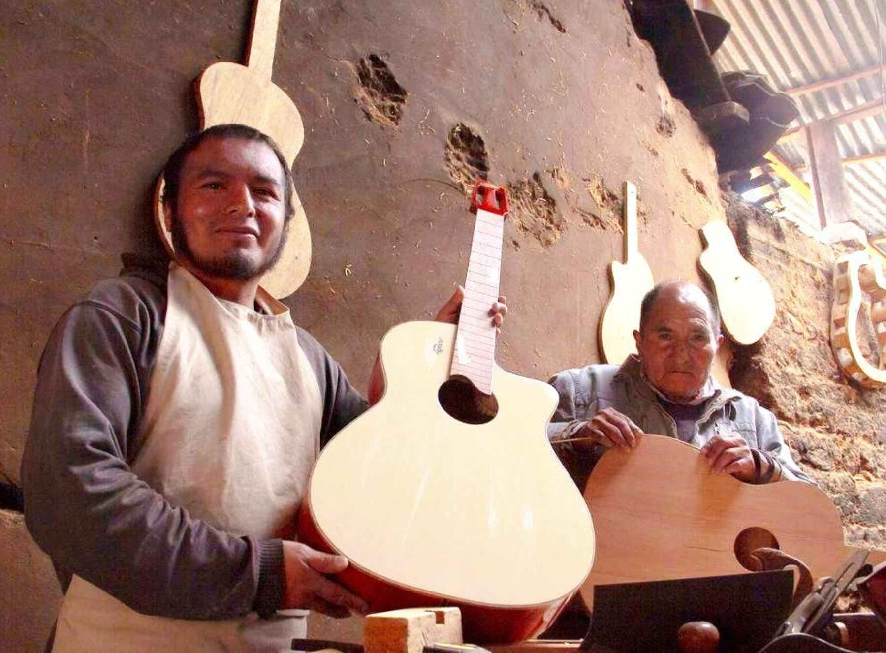 El distrito de Namora, en Cajamarca, impulsará la producción de guitarras tras ser reconocida este tradicional instrumento musical cajamarquino como Patrimonio Cultural de la Nación.