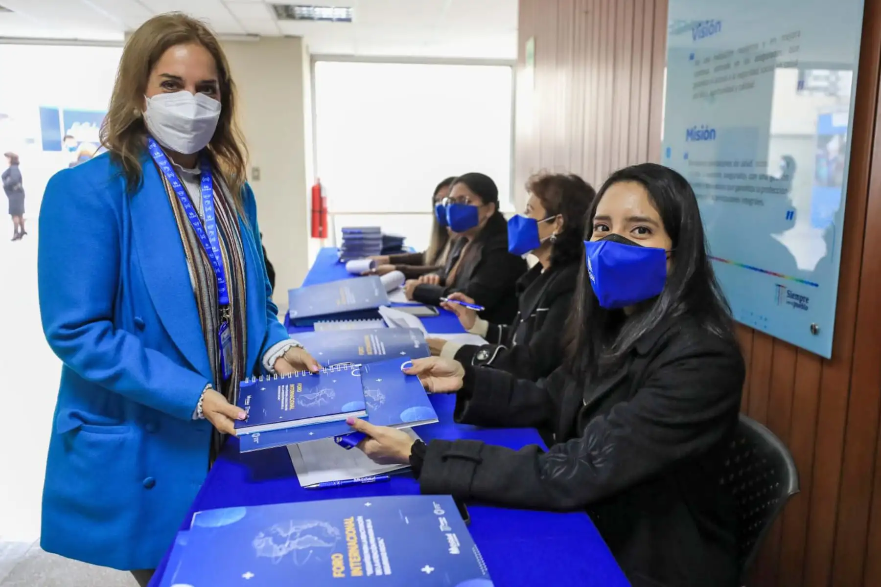 Expertos de Ecuador, Colombia, España, Rumania y Perú se reúnen los días 20 y 21 de junio en Lima para analizar e intercambiar experiencias sobre los desafíos que enfrenta nuestro país en la atención primaria y generar el cierre de brechas en los servicios de salud. Foto: EsSalud