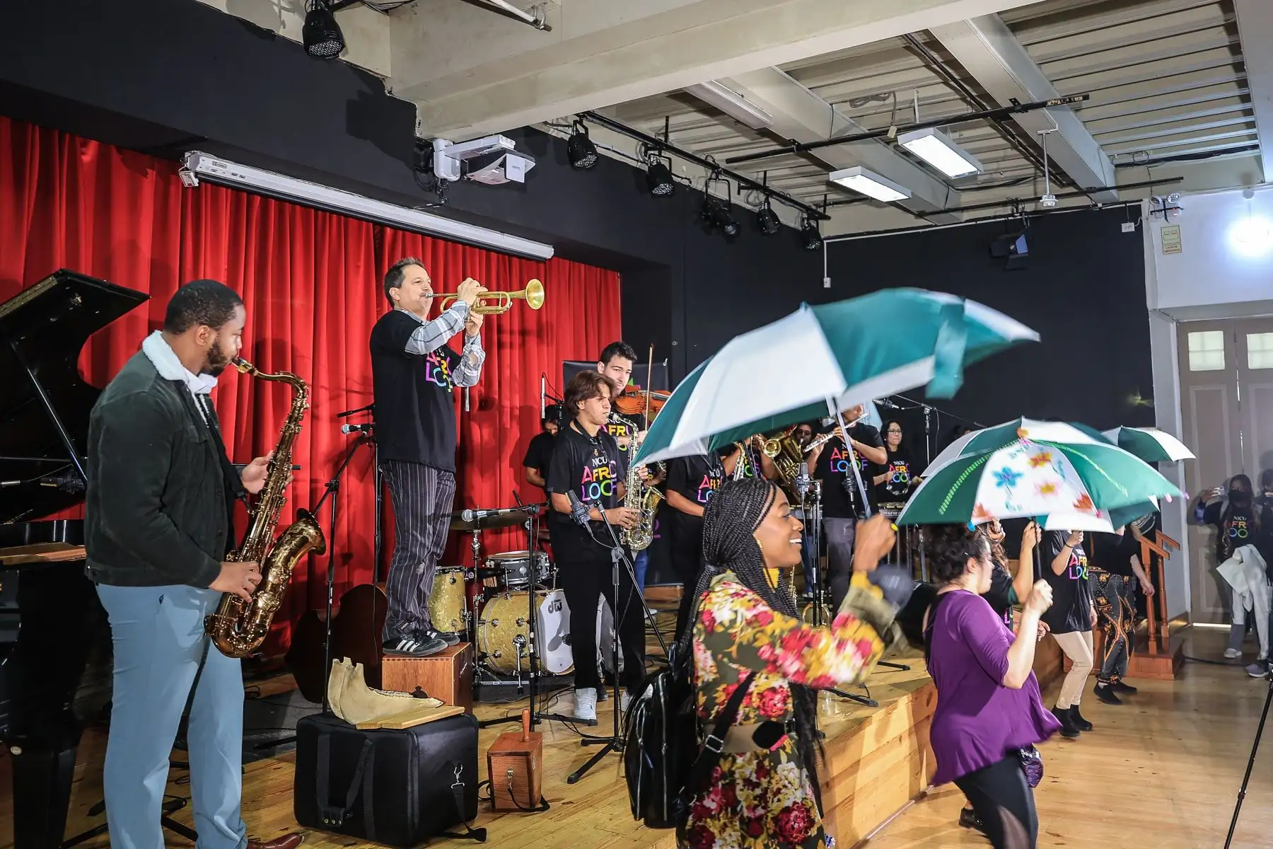 Con mucho ritmo y alegría, la banda NJCU Afroloop de la New Jersey City University y alumnos de la Universidad Nacional de Música realizaron una comparsa por las calles del centro de Lima, partiendo desde la Universidad Nacional de Música en el jirón Carabaya hasta la sede histórica de la UNM en la Avenida Emancipación donde realizarán un concierto en vivo. Foto: ANDINA/ Andrés Valle