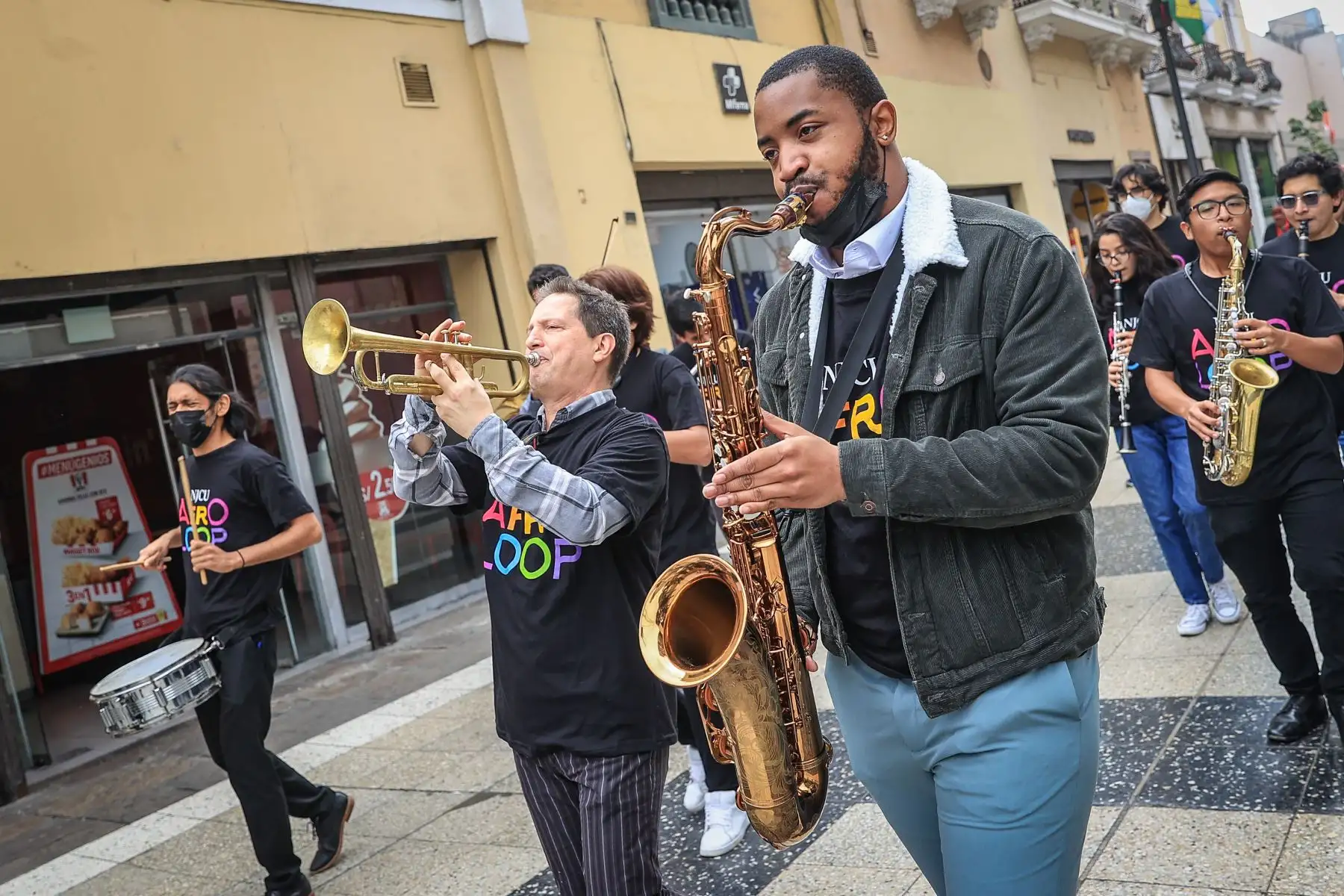 Con mucho ritmo y alegría, la banda NJCU Afroloop de la New Jersey City University y alumnos de la Universidad Nacional de Música realizaron una comparsa por las calles del centro de Lima, partiendo desde la Universidad Nacional de Música en el jirón Carabaya hasta la sede histórica de la UNM en la Avenida Emancipación donde realizarán un concierto en vivo. Foto: ANDINA/ Andrés Valle