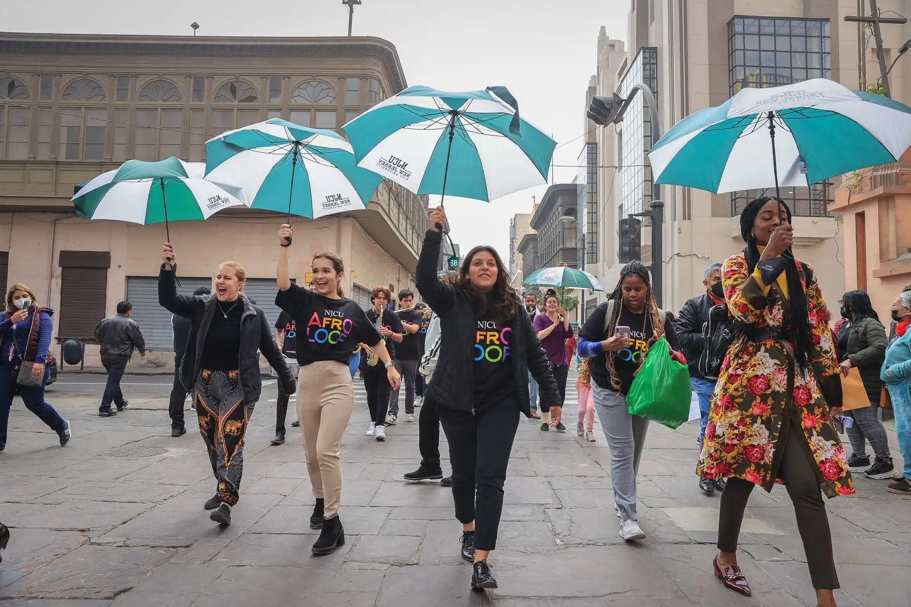 Con mucho ritmo y alegría, la banda NJCU Afroloop de la New Jersey City University y alumnos de la Universidad Nacional de Música realizaron una comparsa por las calles del centro de Lima, partiendo desde la Universidad Nacional de Música en el jirón Carabaya hasta la sede histórica de la UNM en la Avenida Emancipación donde realizarán un concierto en vivo. Foto: ANDINA/ Andrés Valle