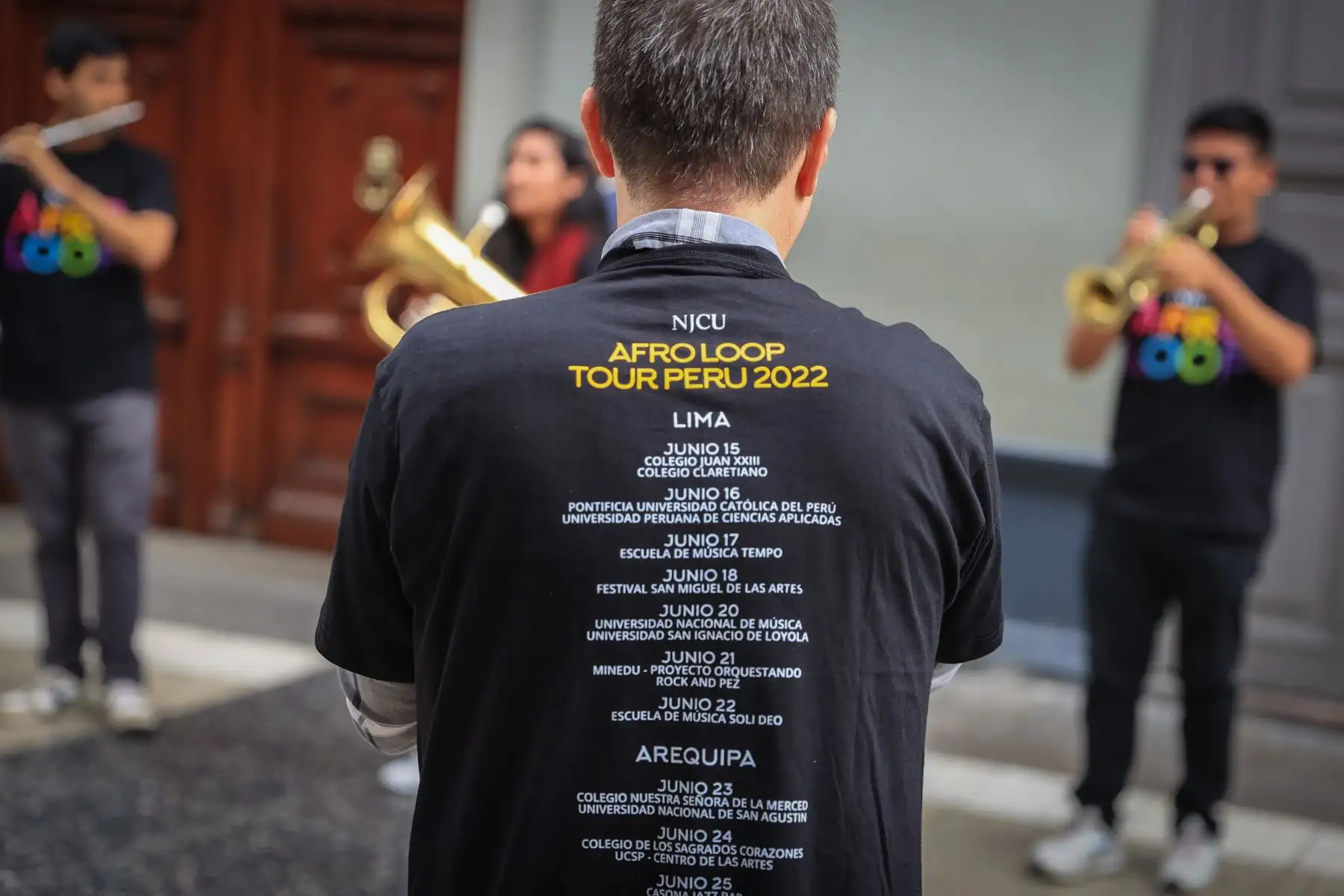 Con mucho ritmo y alegría, la banda NJCU Afroloop de la New Jersey City University y alumnos de la Universidad Nacional de Música realizaron una comparsa por las calles del centro de Lima, partiendo desde la Universidad Nacional de Música en el jirón Carabaya hasta la sede histórica de la UNM en la Avenida Emancipación donde realizarán un concierto en vivo. Foto: ANDINA/ Andrés Valle