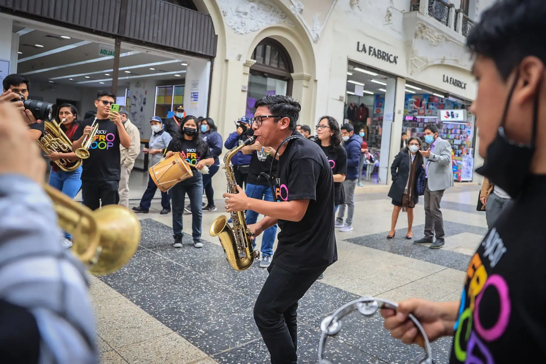 Con mucho ritmo y alegría, la banda NJCU Afroloop de la New Jersey City University y alumnos de la Universidad Nacional de Música realizaron una comparsa por las calles del centro de Lima, partiendo desde la Universidad Nacional de Música en el jirón Carabaya hasta la sede histórica de la UNM en la Avenida Emancipación donde realizarán un concierto en vivo. Foto: ANDINA/ Andrés Valle