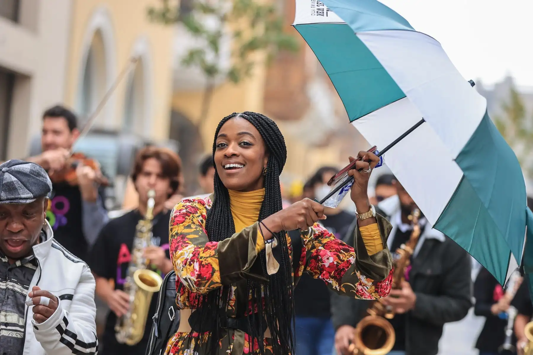 Con mucho ritmo y alegría, la banda NJCU Afroloop de la New Jersey City University y alumnos de la Universidad Nacional de Música realizaron una comparsa por las calles del centro de Lima, partiendo desde la Universidad Nacional de Música en el jirón Carabaya hasta la sede histórica de la UNM en la Avenida Emancipación donde realizarán un concierto en vivo. Foto: ANDINA/ Andrés Valle