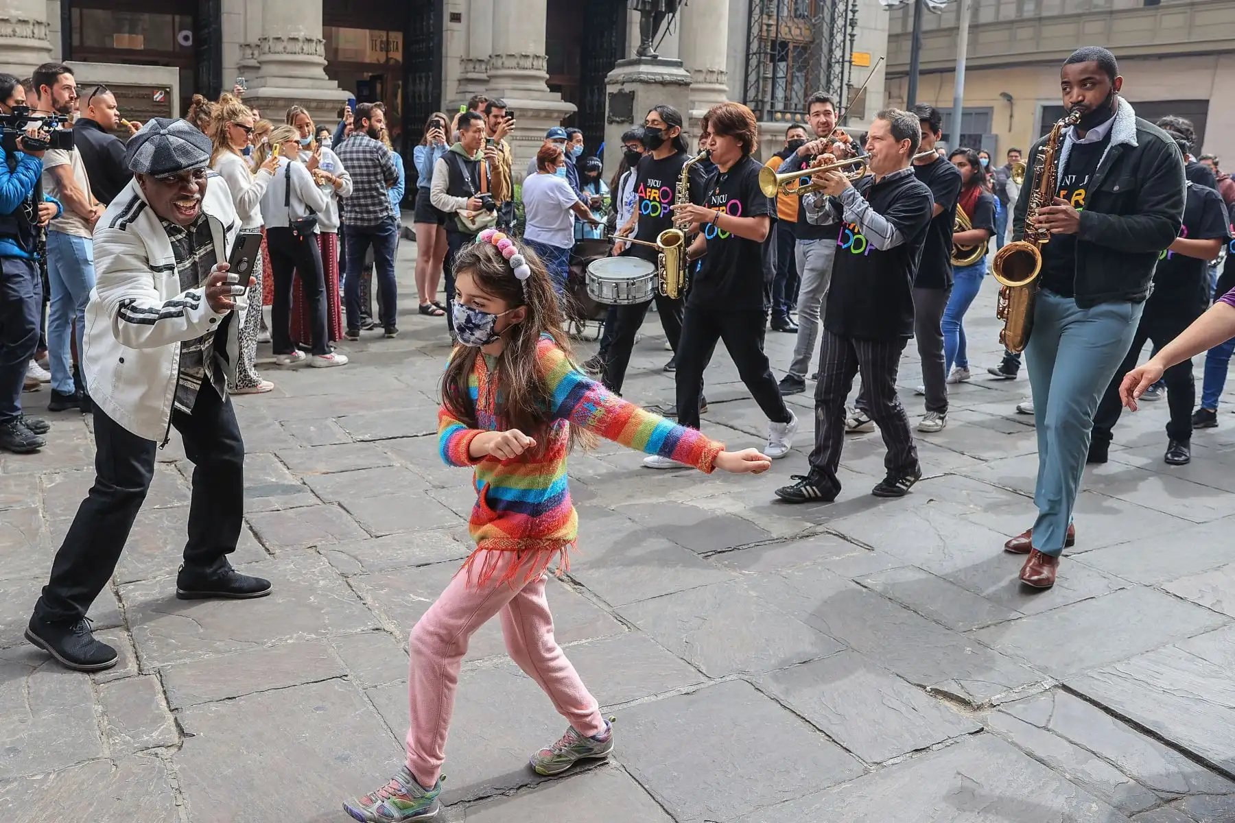 Con mucho ritmo y alegría, la banda NJCU Afroloop de la New Jersey City University y alumnos de la Universidad Nacional de Música realizaron una comparsa por las calles del centro de Lima, partiendo desde la Universidad Nacional de Música en el jirón Carabaya hasta la sede histórica de la UNM en la Avenida Emancipación donde realizarán un concierto en vivo. Foto: ANDINA/ Andrés Valle