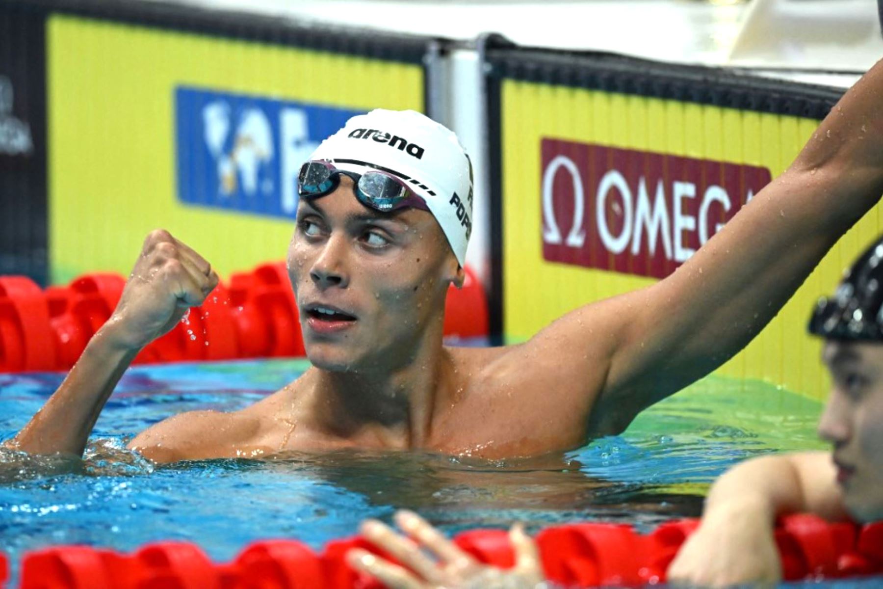 David Popovici, de 17 años, se proclamó campeón mundial de natación en los 200 metros libres