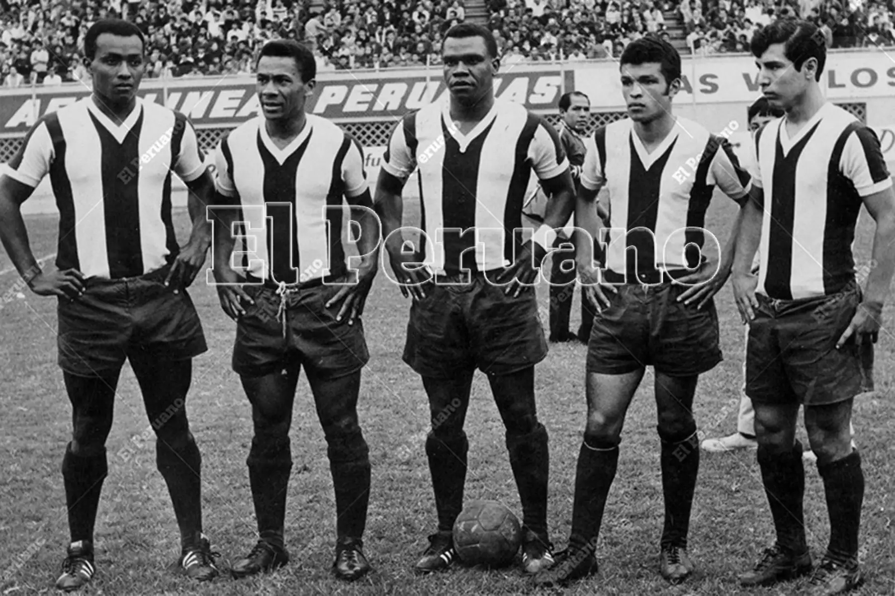 Lima - 1970 / Julio Baylón (1iz), Pedro Pablo "Perico" León (ce) y César Cueto (5iz) integrando el ataque de Alianza Lima. 
Foto: Archivo Histórico de El Peruano