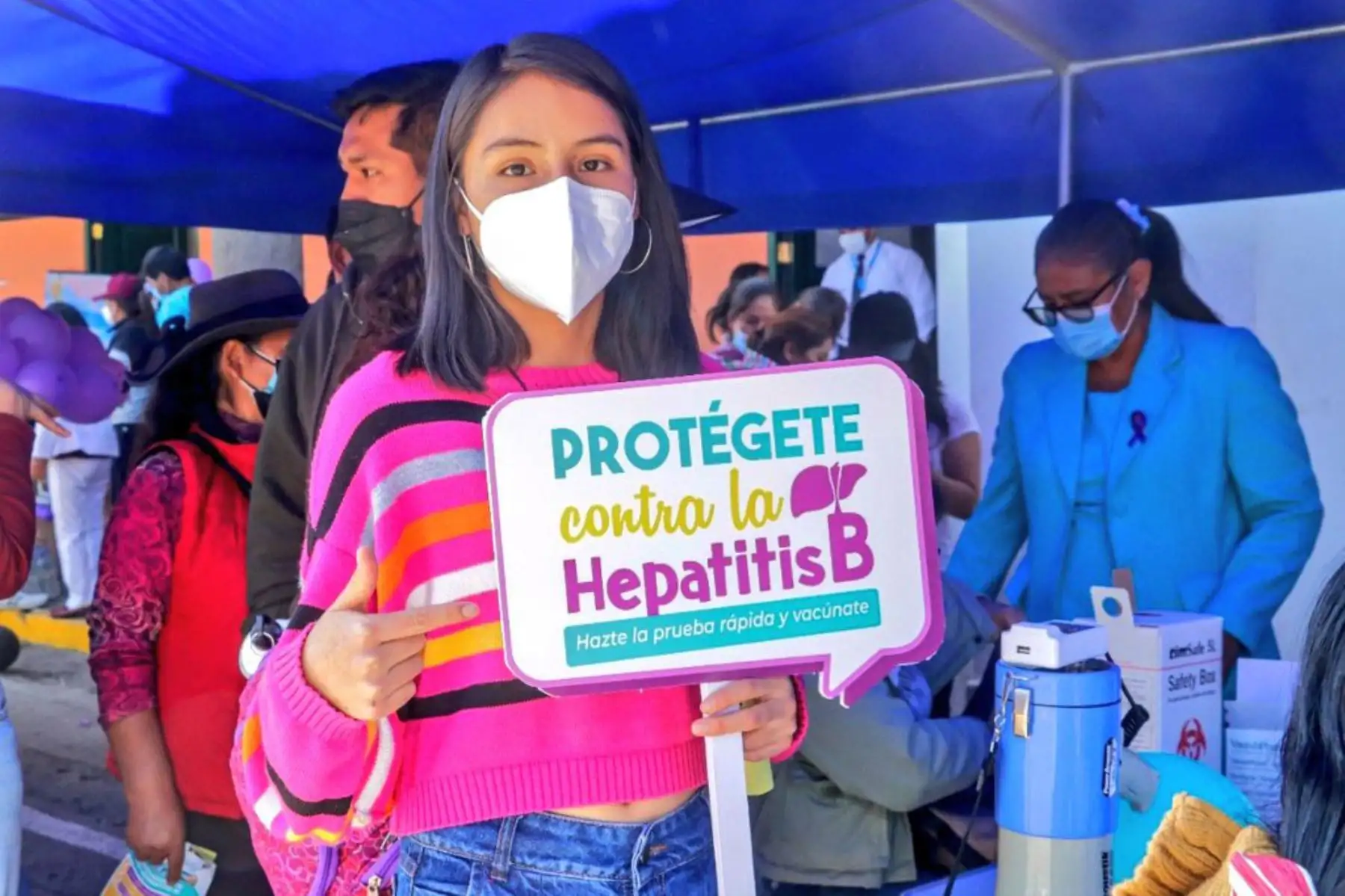 Esta campaña de salud inició con un pasacalle desde la Plazuela María Parado Bellido hasta la Plaza Mayor de Huamanga, donde se brindó servicios de tamizaje y vacunación contra la hepatitis B, consejería, orientación, consultas especializadas y salud mental.
Foto: Minsa