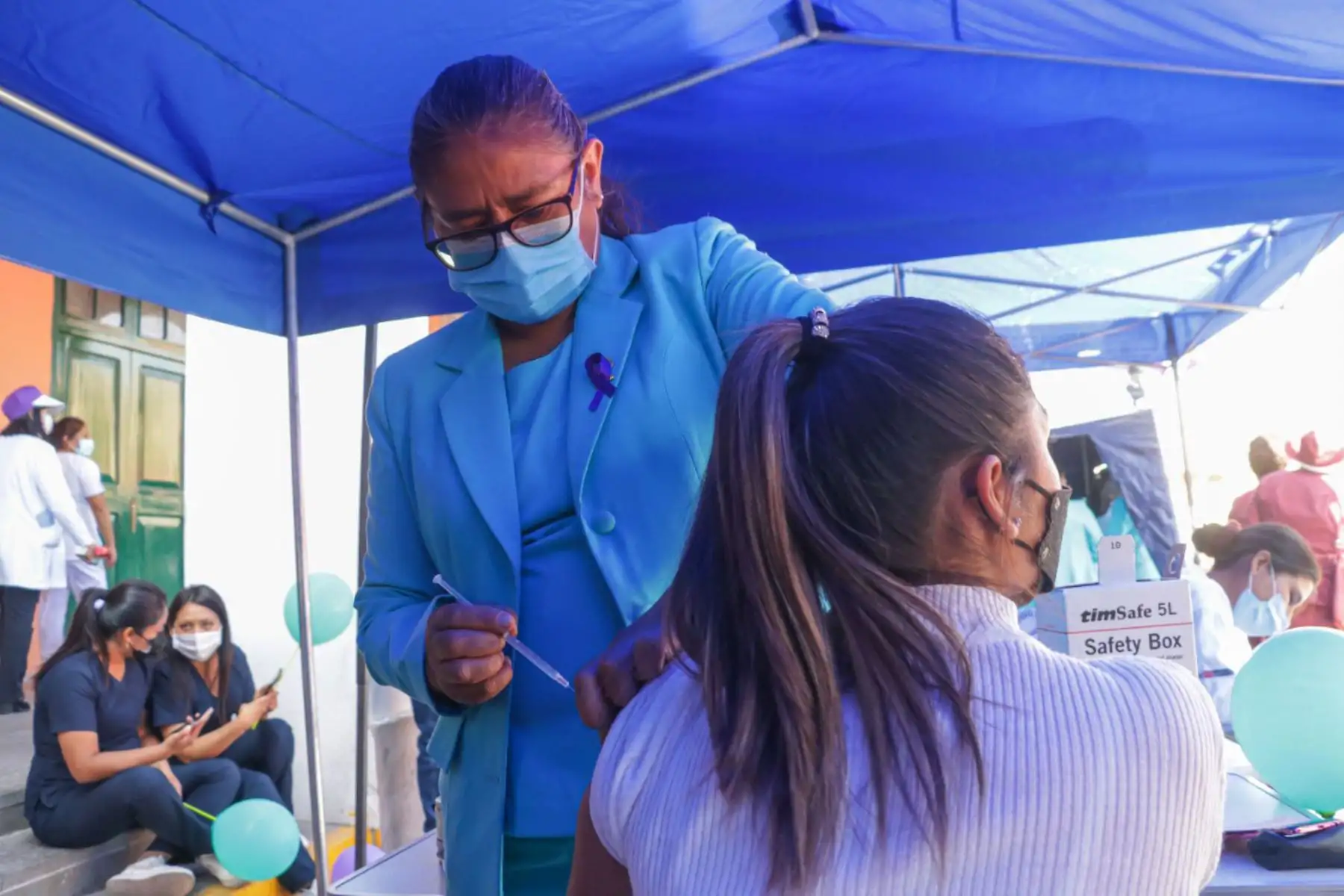 Esta campaña de salud inició con un pasacalle desde la Plazuela María Parado Bellido hasta la Plaza Mayor de Huamanga, donde se brindó servicios de tamizaje y vacunación contra la hepatitis B, consejería, orientación, consultas especializadas y salud mental.
Foto: Minsa
