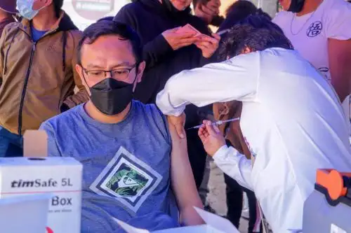 Esta campaña de salud inició con un pasacalle desde la Plazuela María Parado Bellido hasta la Plaza Mayor de Huamanga, donde se brindó servicios de tamizaje y vacunación contra la hepatitis B, consejería, orientación, consultas especializadas y salud mental.
Foto: Minsa