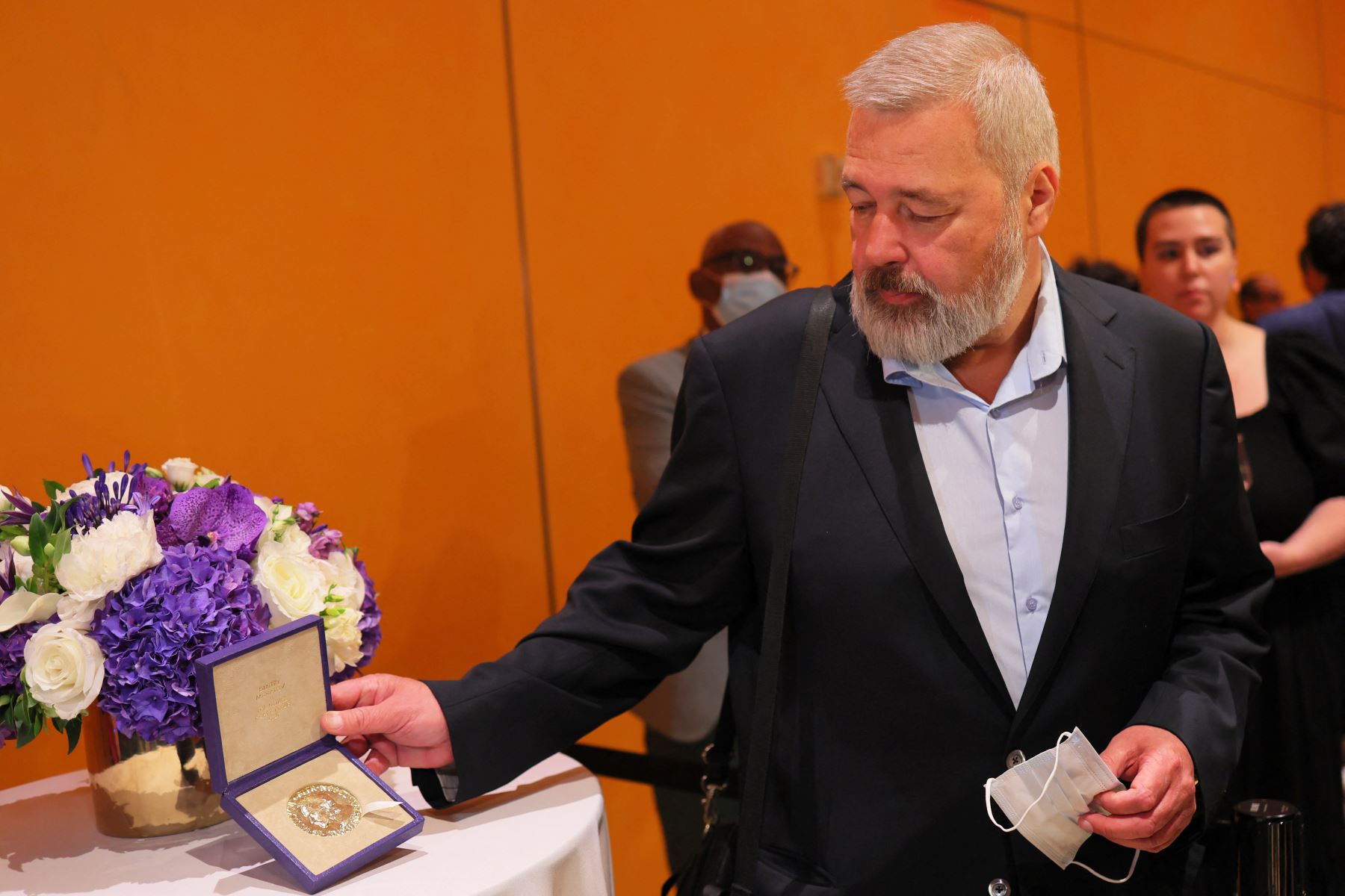 Dmitry Muratov, editor jefe del periódico independiente ruso Novaya Gazeta, subastó su medalla del Nobel de Paz en 103,5 millones de dólares en beneficio de los niños desplazados por la guerra en Ucrania. Foto: AFP