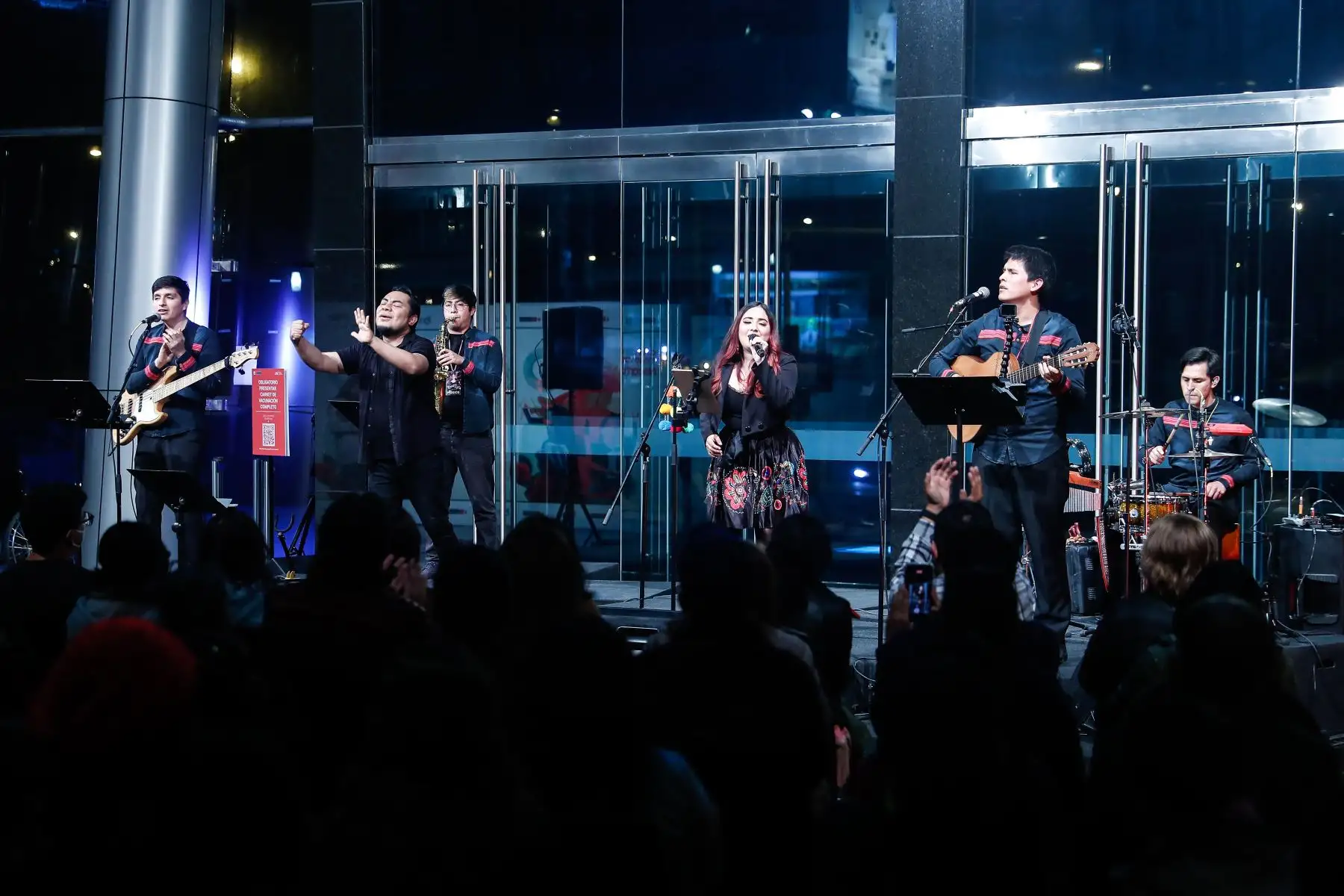 Presentan primer concierto inclusivo para personas con sordera y baja audición en el Gran Teatro Nacional. Participaron la joven cantante Daniela Prado, el intérprete de señas, Moisés Piscoya; y Luccia Méndez Contreras, artista escénica con experiencia en lengua de señas. Foto: ANDINA/Renato Pajuelo