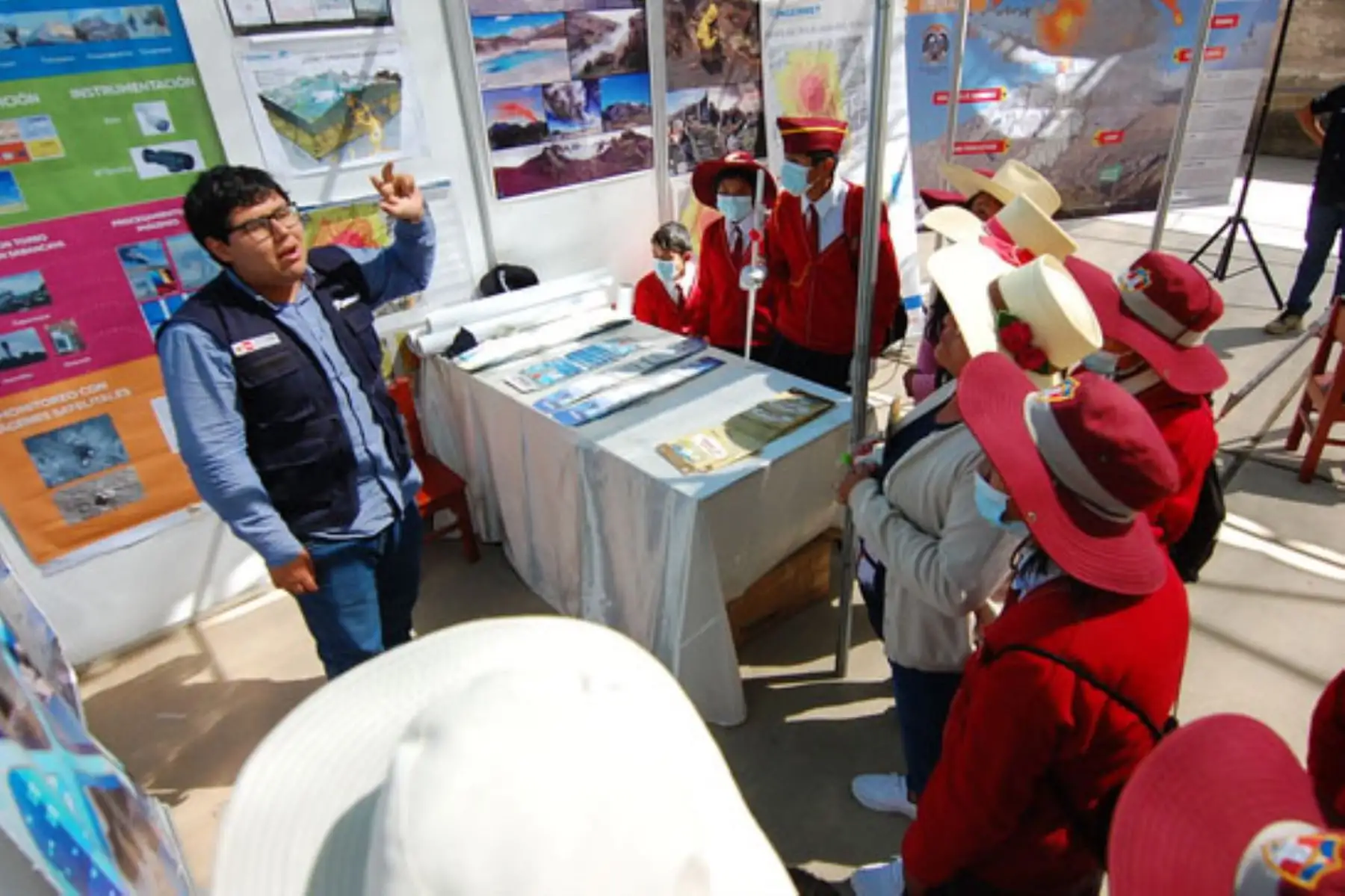 La feria informativa “Conociendo los volcanes: efectos y acciones” se efectuó en la Institución Educativa 43120 de Ubinas. Foto: ANDINA/Ingemmet
