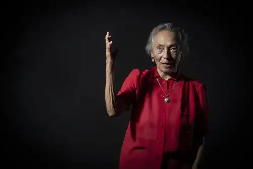 Delfina Paredes sube a las tablas con “Hace 50 años… Recital de Vallejo”.