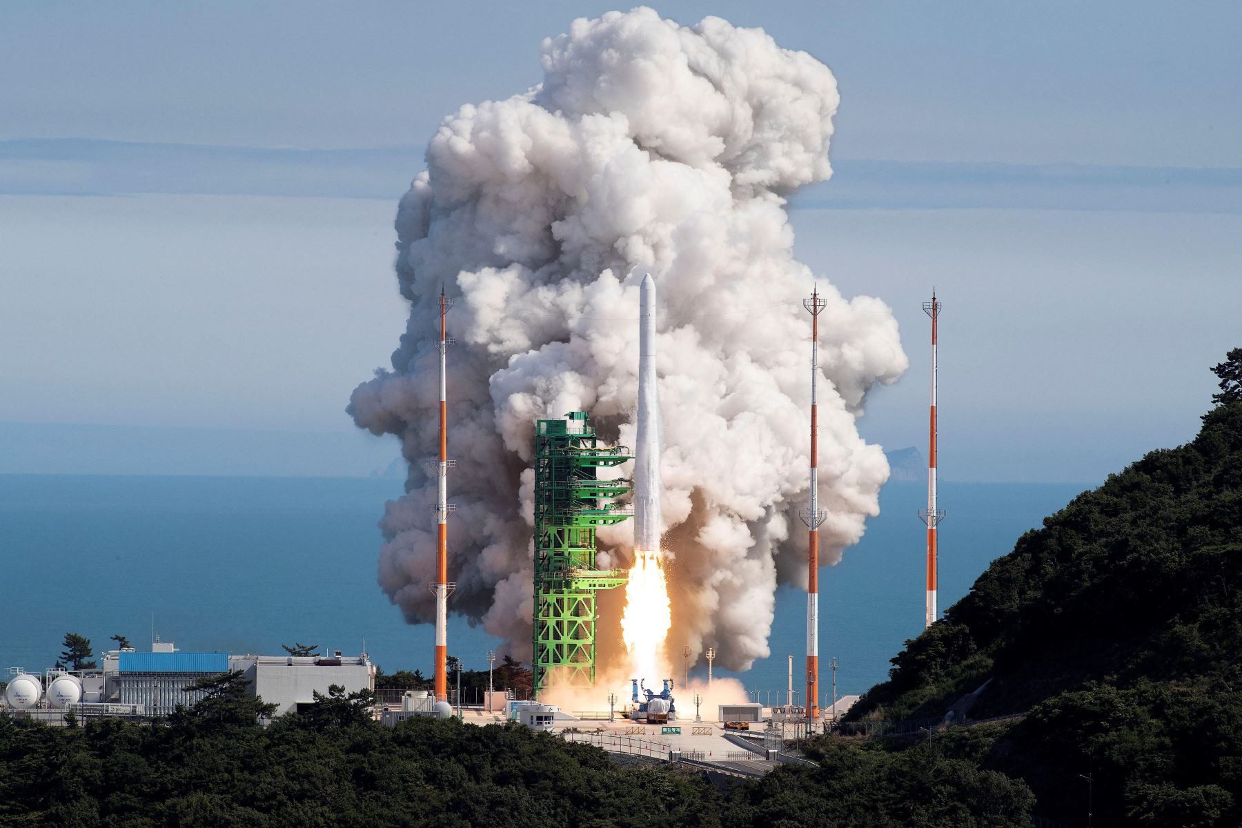 Corea de Sur lanzó con éxito su cohete espacial Nuri, un paso importante para la industria espacial del país asiático, que se convierte en uno de los diez del mundo capaces de poner un satélite en órbita con tecnología propia. Foto: AFP