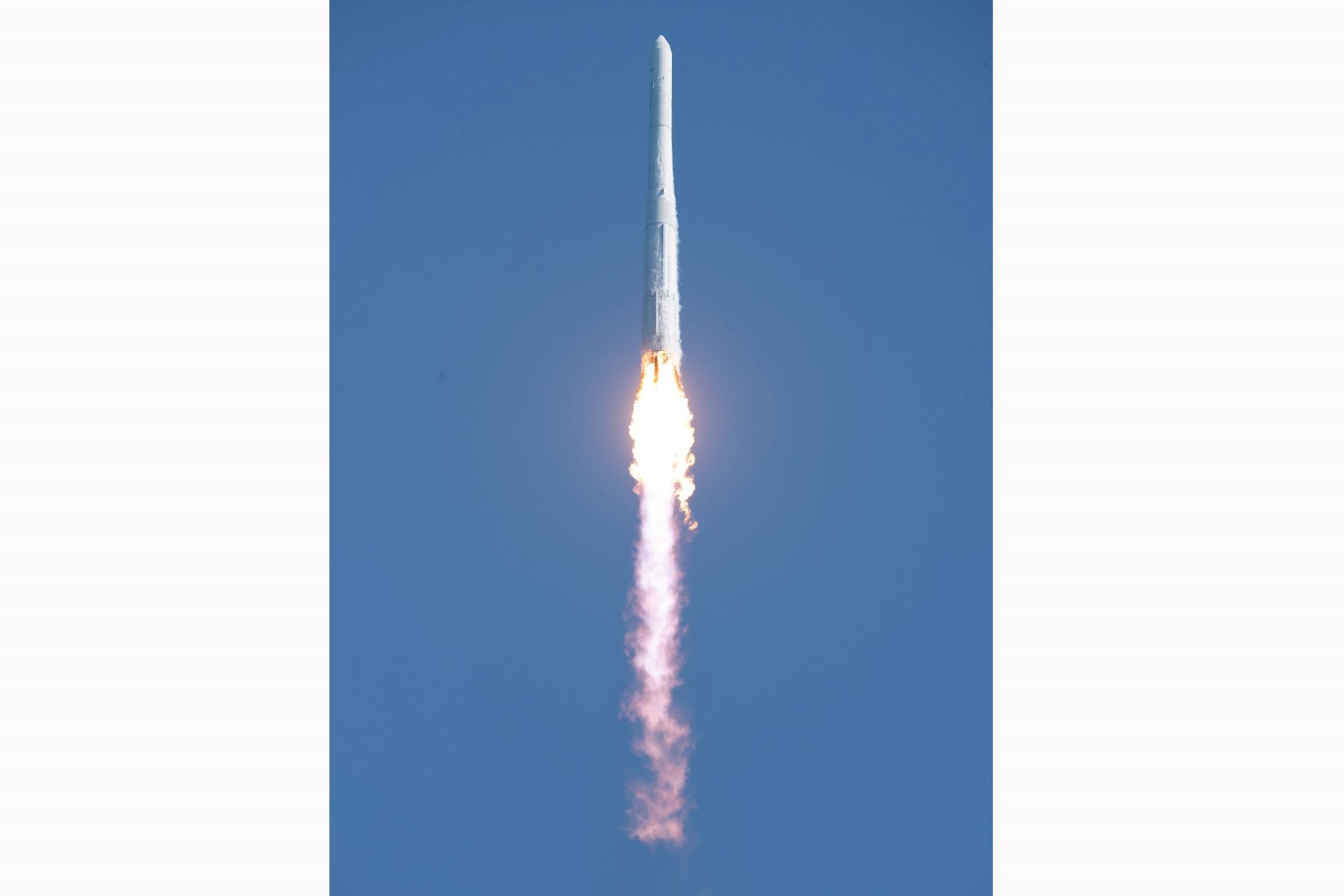 El cohete se lanzó desde el Centro Espacial Naro, a unos 350 kilómetros al sur de Seúl. Tras desprenderse con éxito de su primera y segunda fases y el carenado, su tercera fase logró desplegar la carga útil en la baja órbita terrestre, a unos 700 kilómetros de altura, unos 16 minutos después de despegar. Foto: AFP