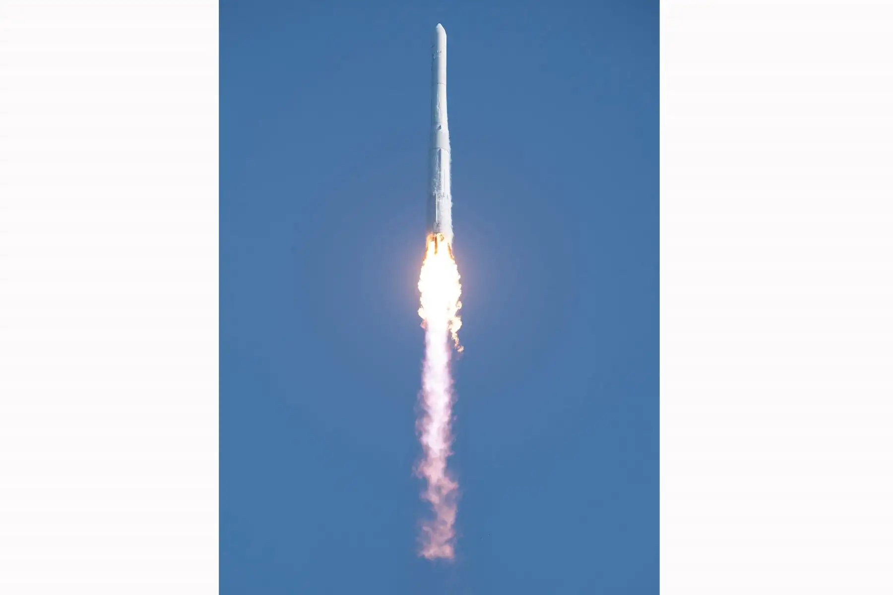El cohete se lanzó desde el Centro Espacial Naro, a unos 350 kilómetros al sur de Seúl. Tras desprenderse con éxito de su primera y segunda fases y el carenado, su tercera fase logró desplegar la carga útil en la baja órbita terrestre, a unos 700 kilómetros de altura, unos 16 minutos después de despegar. Foto: AFP