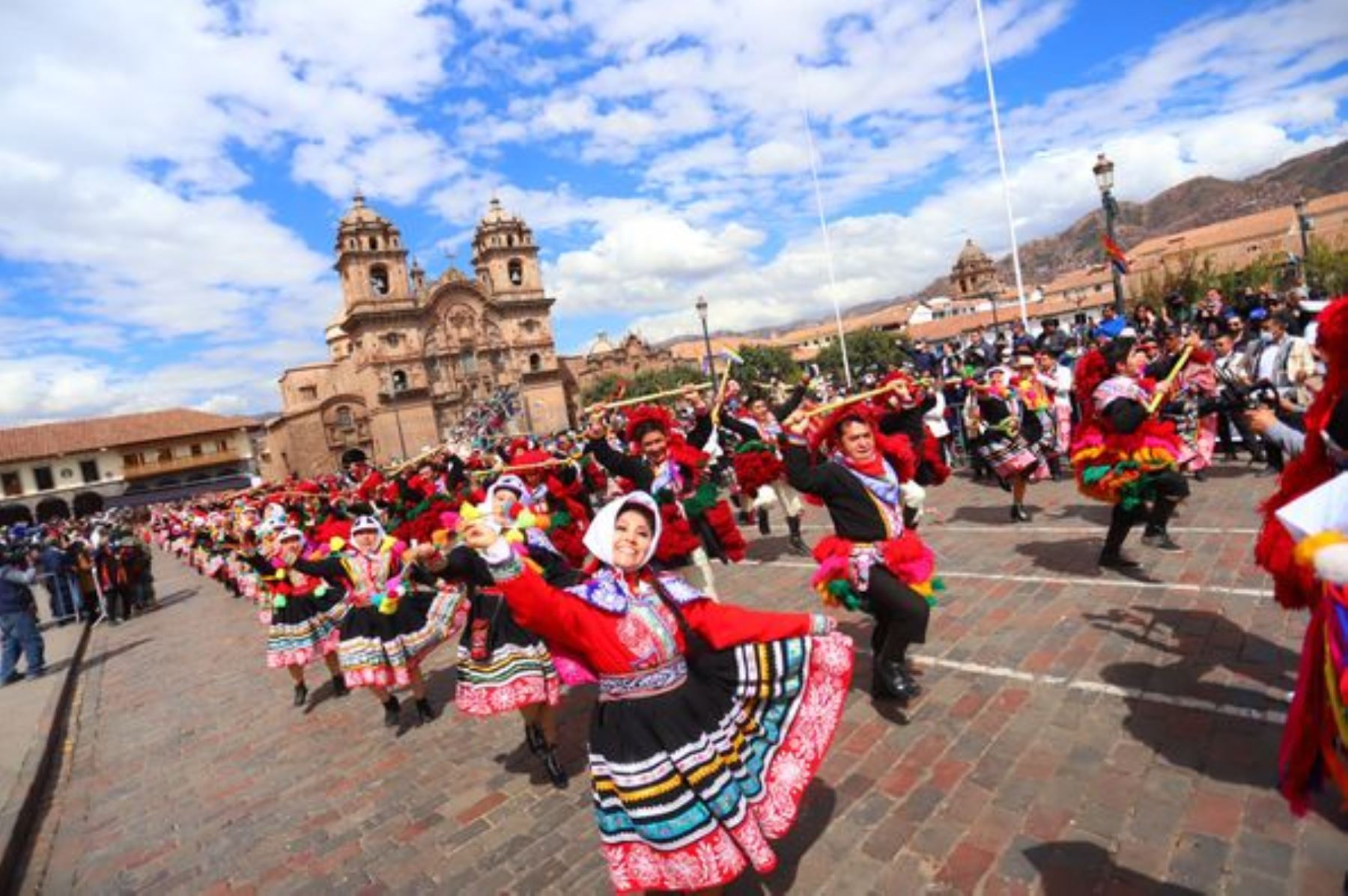 Con desfiles y retretas Cusco vive la semana central de su mes jubilar [video]