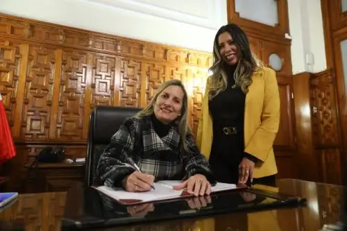 Presidenta del Congreso, María del Carmen Alva, y la legisladora Roselli Amuruz.