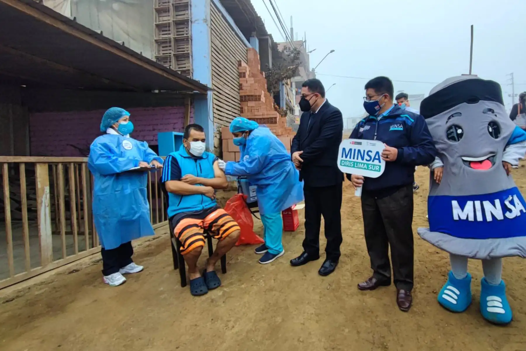 Brigadas de salud vacunan casa por casa contra la influenza, neumonía y COVID-19 en el AA.HH 12 de Junio, también conocido como “Ticlio Chico” en Villa María del Triunfo, ante las bajas temperaturas. Foto: MINSA