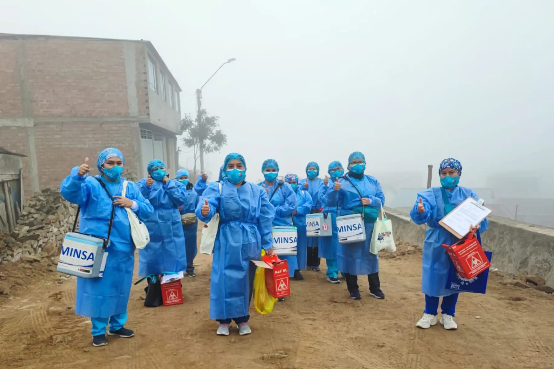 Brigadas de salud vacunan casa por casa contra la influenza, neumonía y COVID-19 en el AA.HH 12 de Junio, también conocido como “Ticlio Chico” en Villa María del Triunfo, ante las bajas temperaturas. Foto: MINSA