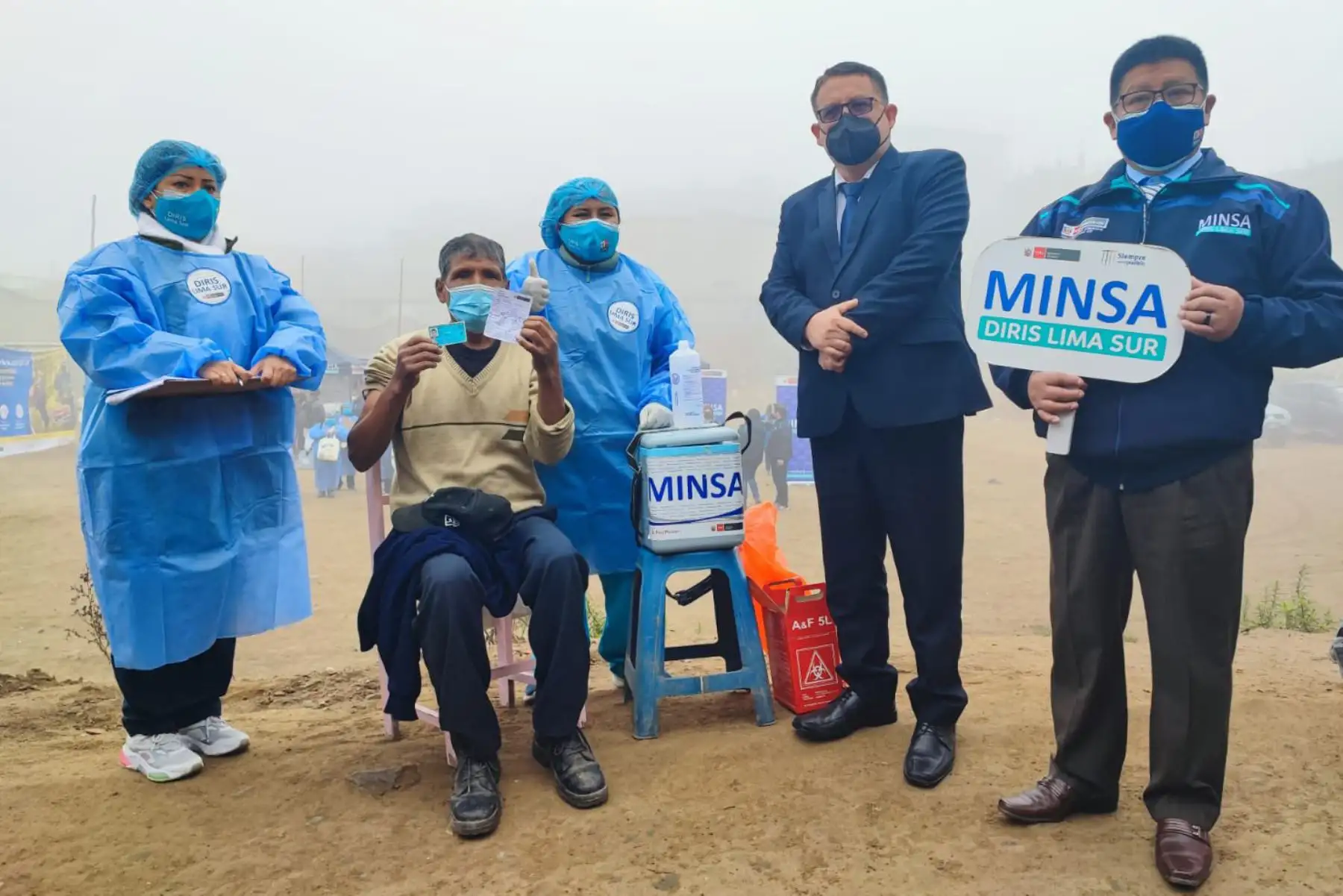 Brigadas de salud vacunan casa por casa contra la influenza, neumonía y COVID-19 en el AA.HH 12 de Junio, también conocido como “Ticlio Chico” en Villa María del Triunfo, ante las bajas temperaturas. Foto: MINSA