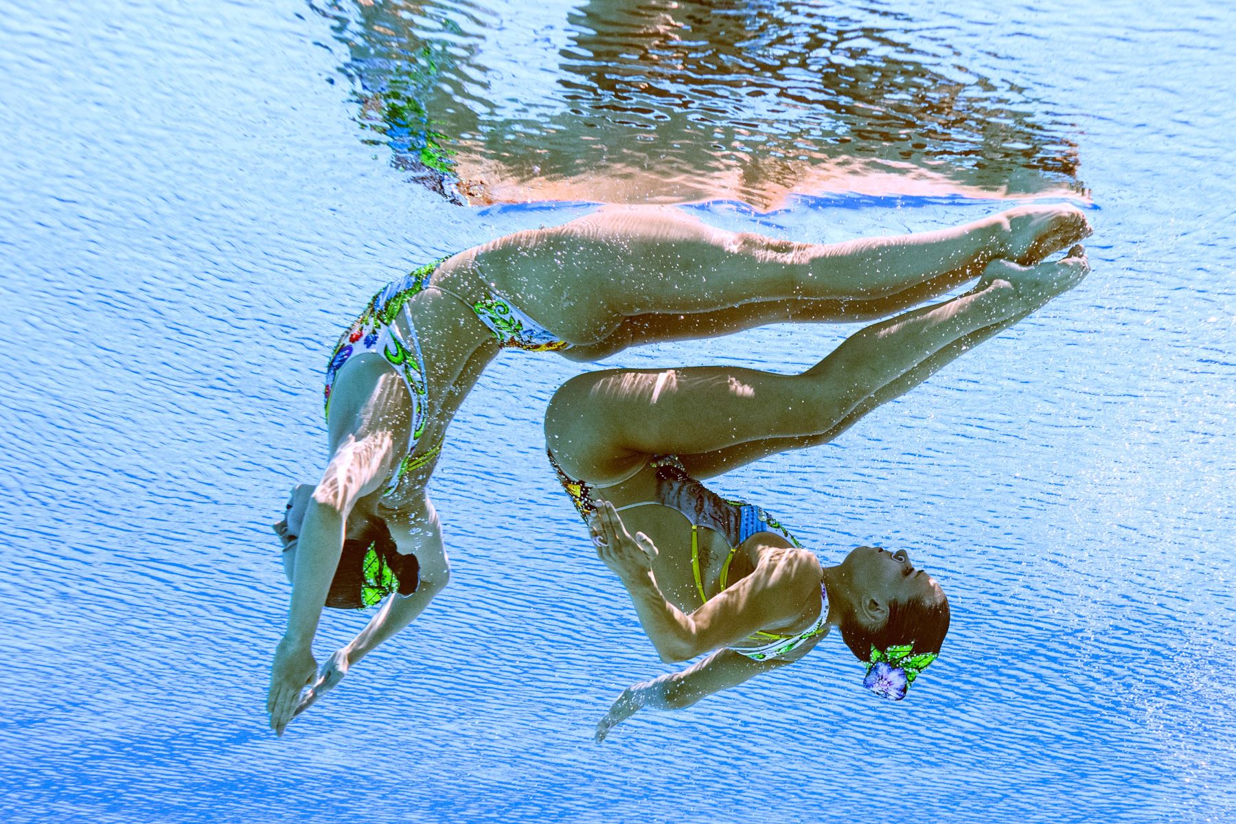 Las alemanas Marlene Bojer y Michelle Zimmer compiten en las preliminares del evento de natación artística libre de dúo femenino durante el Campeonato Mundial de Natación de Budapest. Foto: AFP