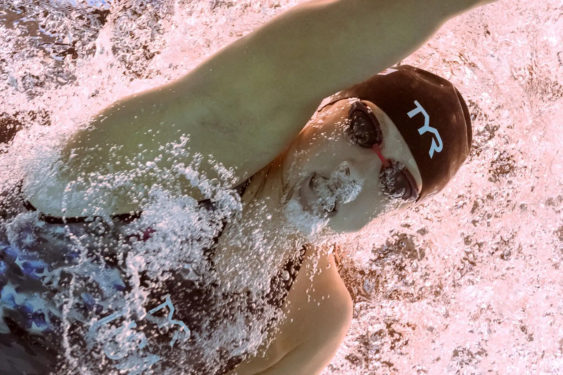La australiana Madison Wilson compite en las semifinales de 200 m estilo libre femenino durante el Campeonato Mundial Acuático de Budapest 2022. Foto: AFP