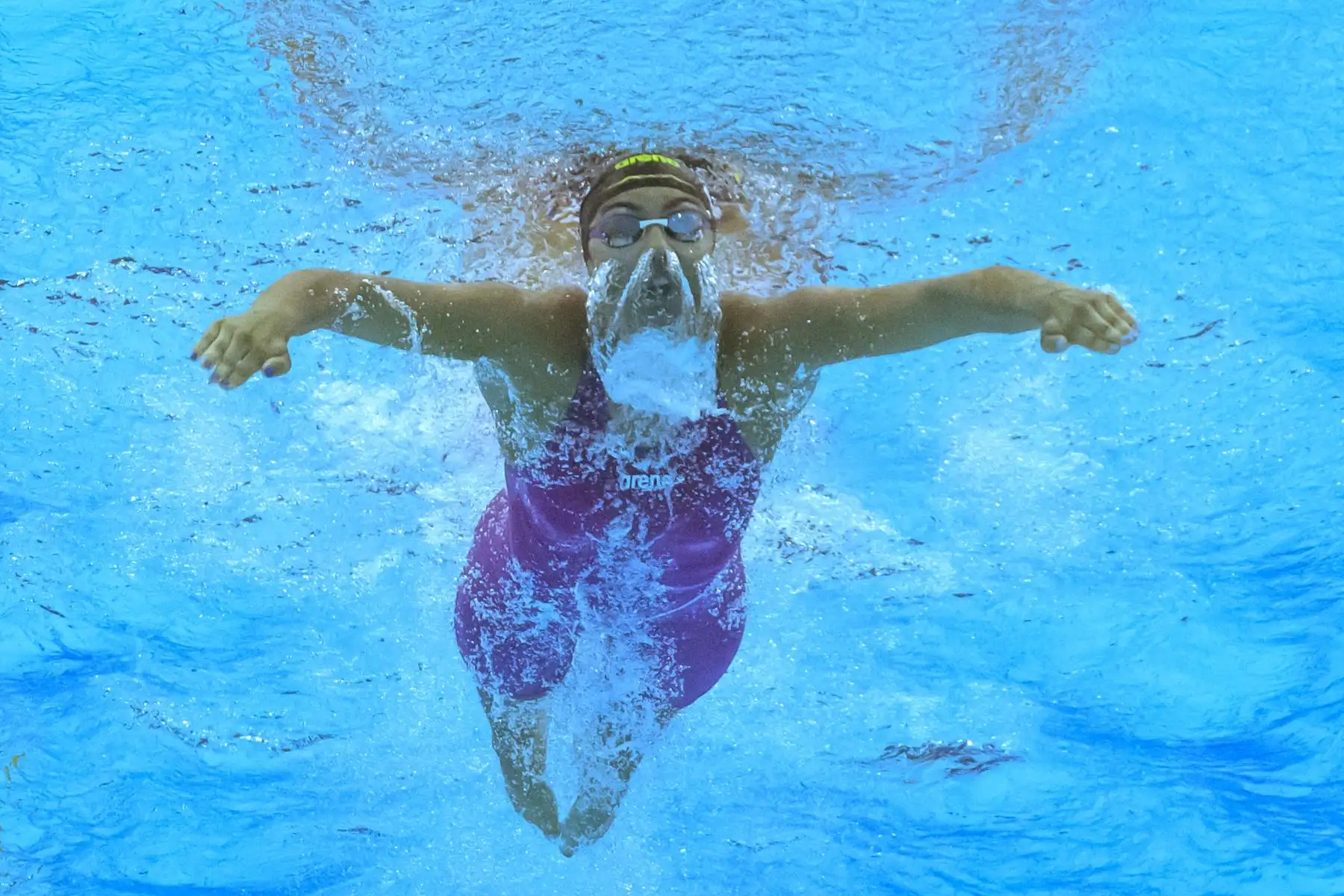 La alemana Anna Elendt compite en la final de los 100 metros braza femeninos durante el Campeonato Mundial Acuático de Budapest 2022. Foto: AFP