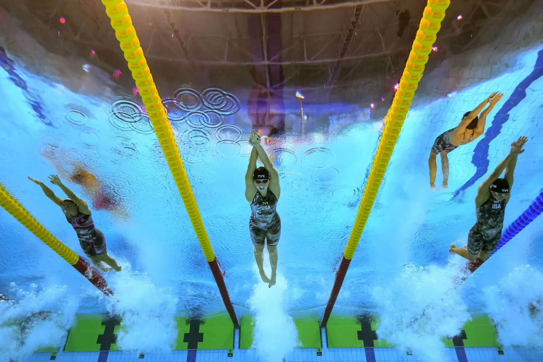 La estadounidense Katie Grimes, Katie Ledecky y la italiana Simona Quadarella, compiten en las finales de estilo libre de 1500 m de mujeres durante el Campeonato Mundial Acuático de Budapest 2022. Foto: AFP