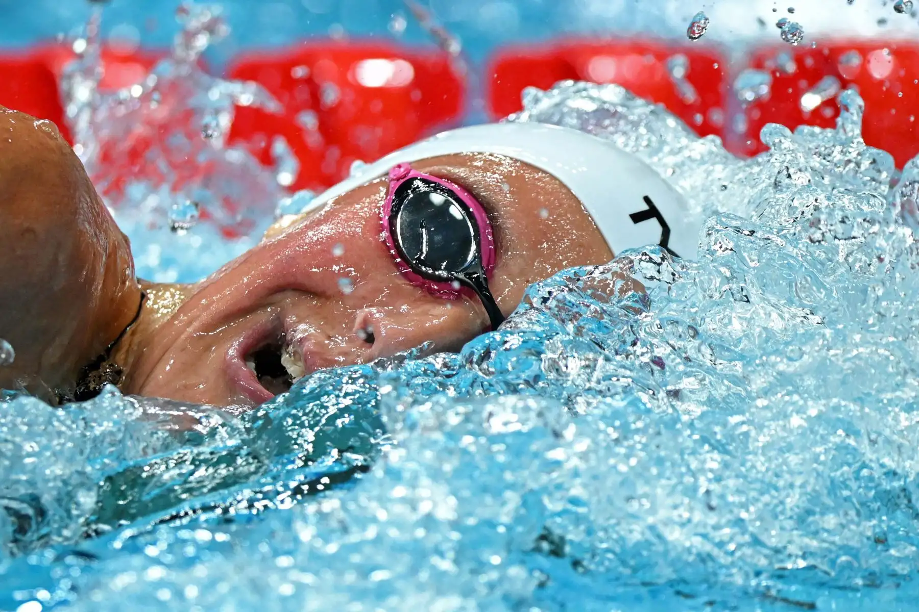 La francesa Charlotte Bonnet compite en las semifinales de 200 m estilo libre femenino durante el Campeonato Mundial Acuático de Budapest 2022. Foto: AFP