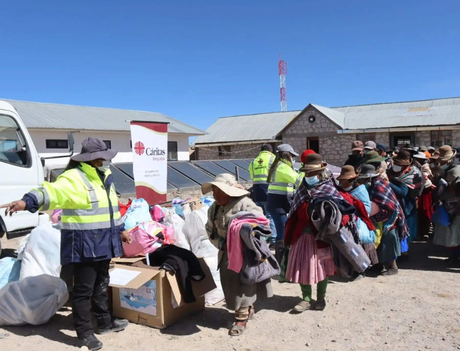 Pobladores de las zonas altas de la provincia de Caylloma, región Arequipa, reciben ropa de abrigo para combatir las bajas temperaturas. ANDINA/Difusión
