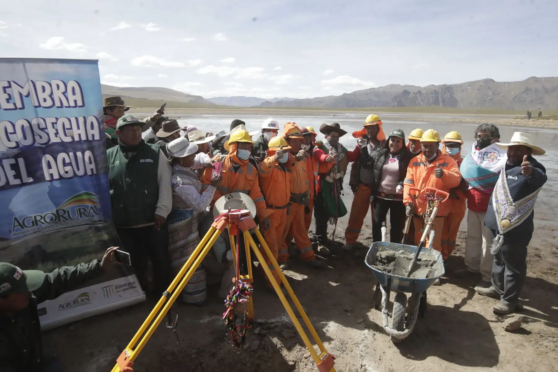 Presidente, Pedro Castillo, participa en la colocación de la primera piedra del proyecto de mejoramiento del servicio de recarga hídrica en el distrito de Coporaque, provincia de Caylloma, región Arequipa
Foto: ANDINA/Prensa Presidencia
