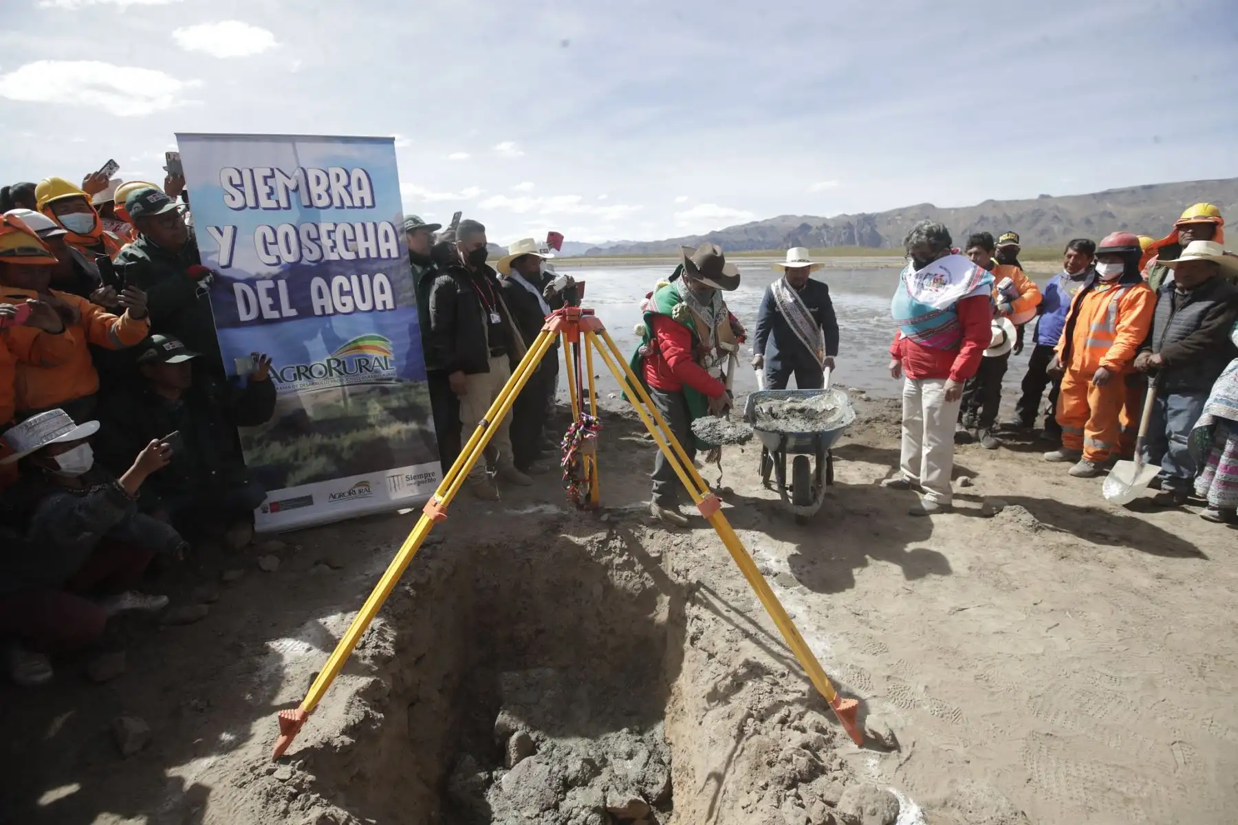 Presidente, Pedro Castillo, participa en la colocación de la primera piedra del proyecto de mejoramiento del servicio de recarga hídrica en el distrito de Coporaque, provincia de Caylloma, región Arequipa
Foto: ANDINA/Prensa Presidencia