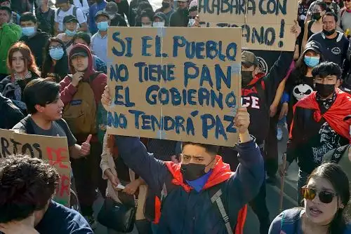 Ecuador, cuya dolarizada economía intenta recuperarse del golpe de la pandemia, pierde unos 50 millones de dólares por día a raíz de las protestas. Foto: AFP