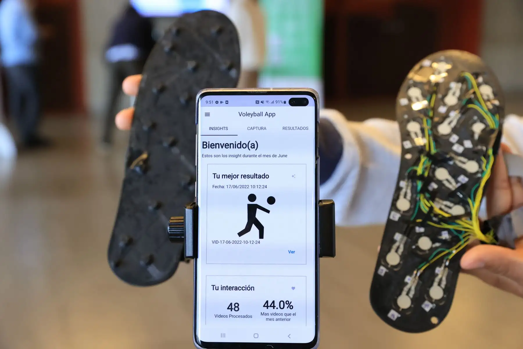 En la semana de la innovación Concytec hace una muestra de tecnologías desarrolladas en el Perú, donde podemos encontrar proyectos como un software para mejorar el rendimiento de voleibolistas en tiempo real, presentado por Renzo Moscoso y José García.
Foto: ANDINA/Andrés Valle