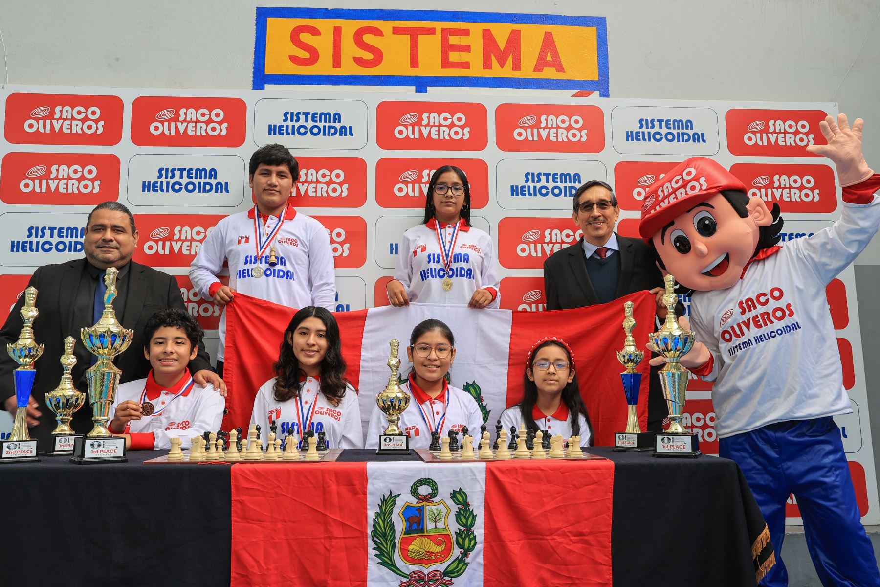 El equipo peruano se coronó campeón mundial escolar de ajedrez en Panamá, tras superar a cerca de 600 ajedrecistas de 36 países. El colegio Saco Oliveros es la institución educativa que aportó la mayor cantidad de ajedrecistas a la delegación mundialista. 
Foto: ANDINA/Andrés Valle