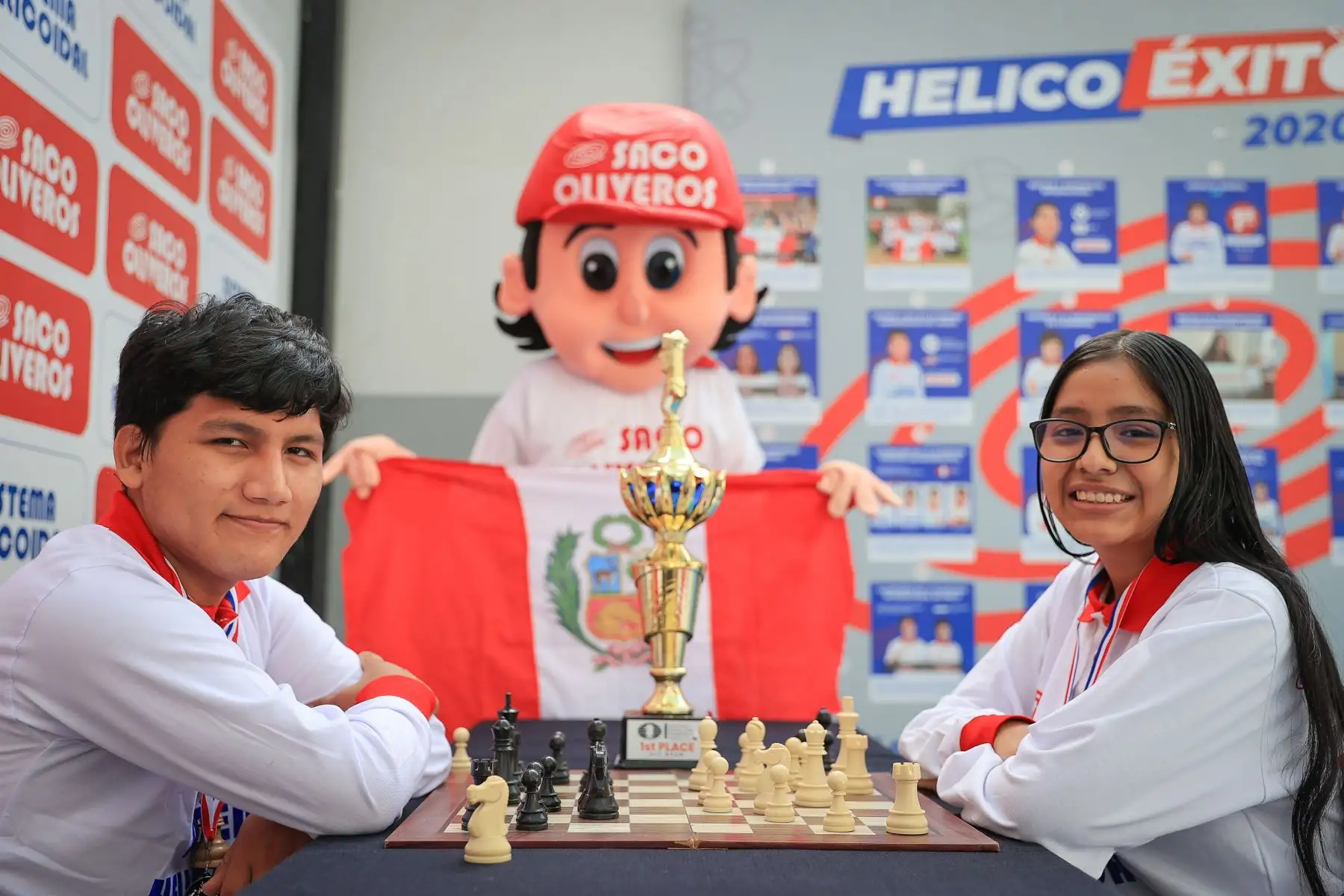 El equipo peruano se coronó campeón mundial escolar de ajedrez en Panamá, tras superar a cerca de 600 ajedrecistas de 36 países. Los mundialistas Henry Vasquéz y Azumi Bravo estudian en el colegio Saco Oliveros, ambos ajedrecistas obtuvieron el oro en sus respectivas categorías. 
Foto: ANDINA/Andrés Valle