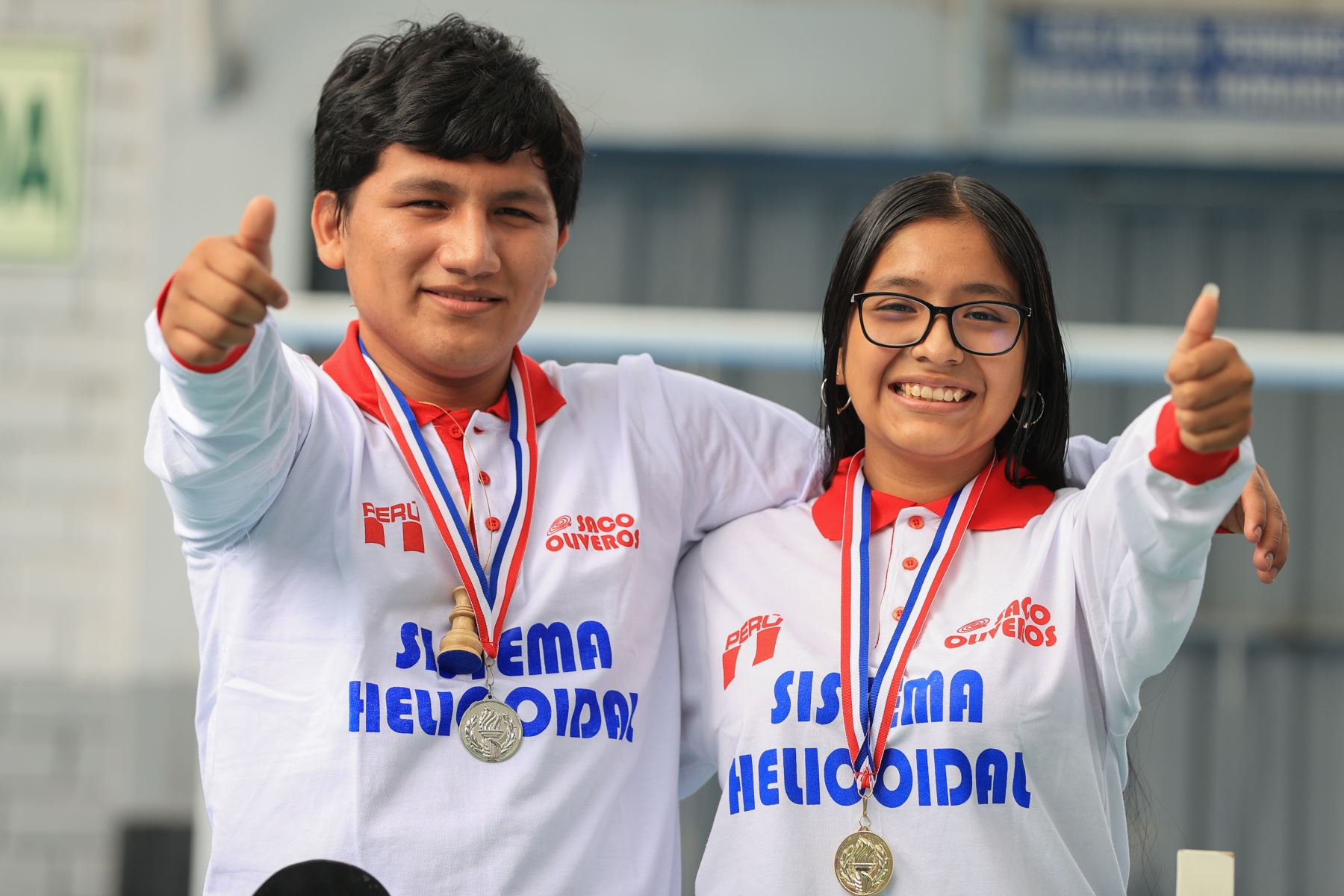 El equipo peruano se coronó campeón mundial escolar de ajedrez en Panamá, tras superar a cerca de 600 ajedrecistas de 36 países. Los mundialistas Henry Vasquéz y Azumi Bravo estudian en el colegio Saco Oliveros, ambos ajedrecistas obtuvieron el oro en sus respectivas categorías. 
Foto: ANDINA/Andrés Valle