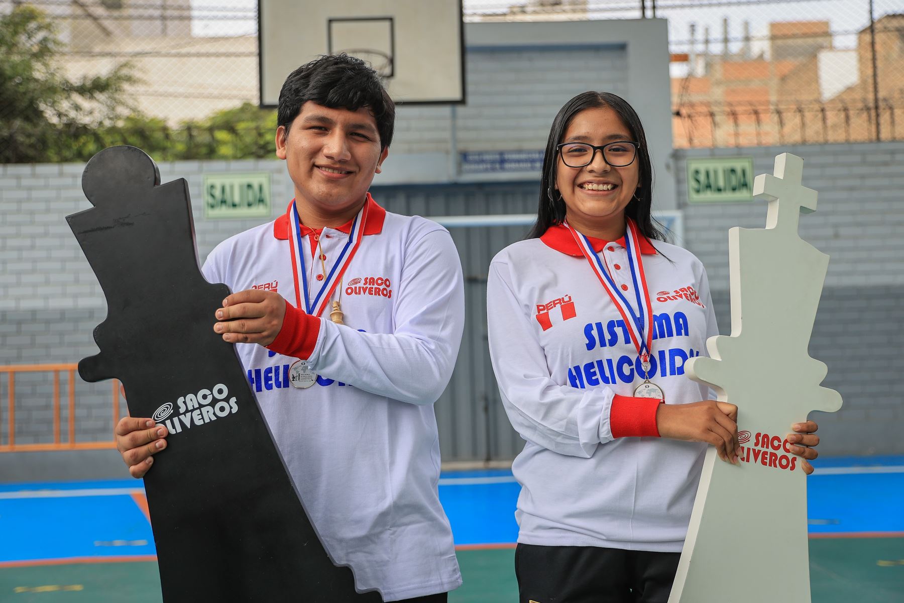 El equipo peruano se coronó campeón mundial escolar de ajedrez en Panamá, tras superar a cerca de 600 ajedrecistas de 36 países. Los mundialistas Henry Vasquéz y Azumi Bravo estudian en el colegio Saco Oliveros, ambos ajedrecistas obtuvieron el oro en sus respectivas categorías. 
Foto: ANDINA/Andrés Valle