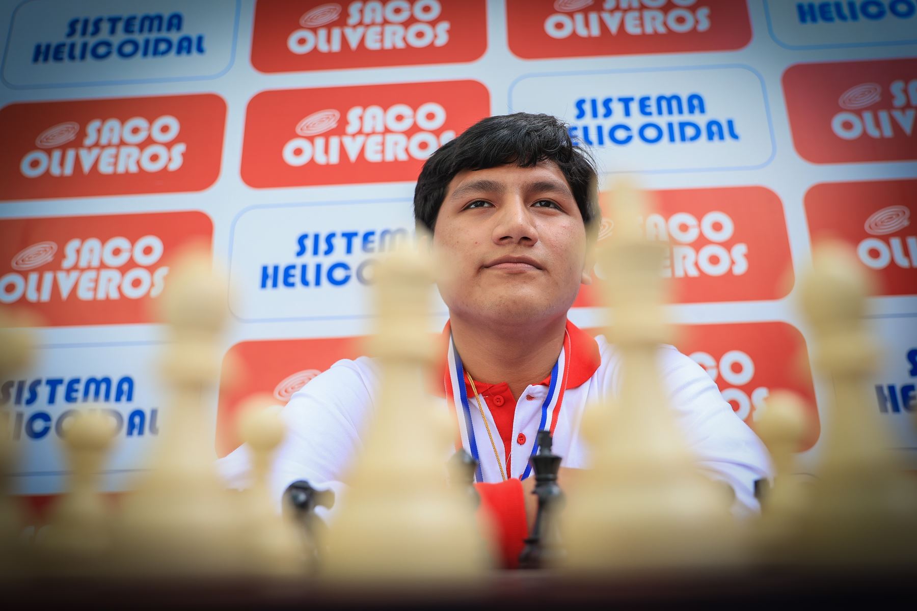 El equipo peruano se coronó campeón mundial escolar de ajedrez en Panamá, tras superar a cerca de 600 ajedrecistas de 36 países. Henry Vasquéz estudiante de 16 años del Colegio Saco Oliveros obtuvo la medalla de oro en su categoría. 
Foto: ANDINA/Andrés Valle