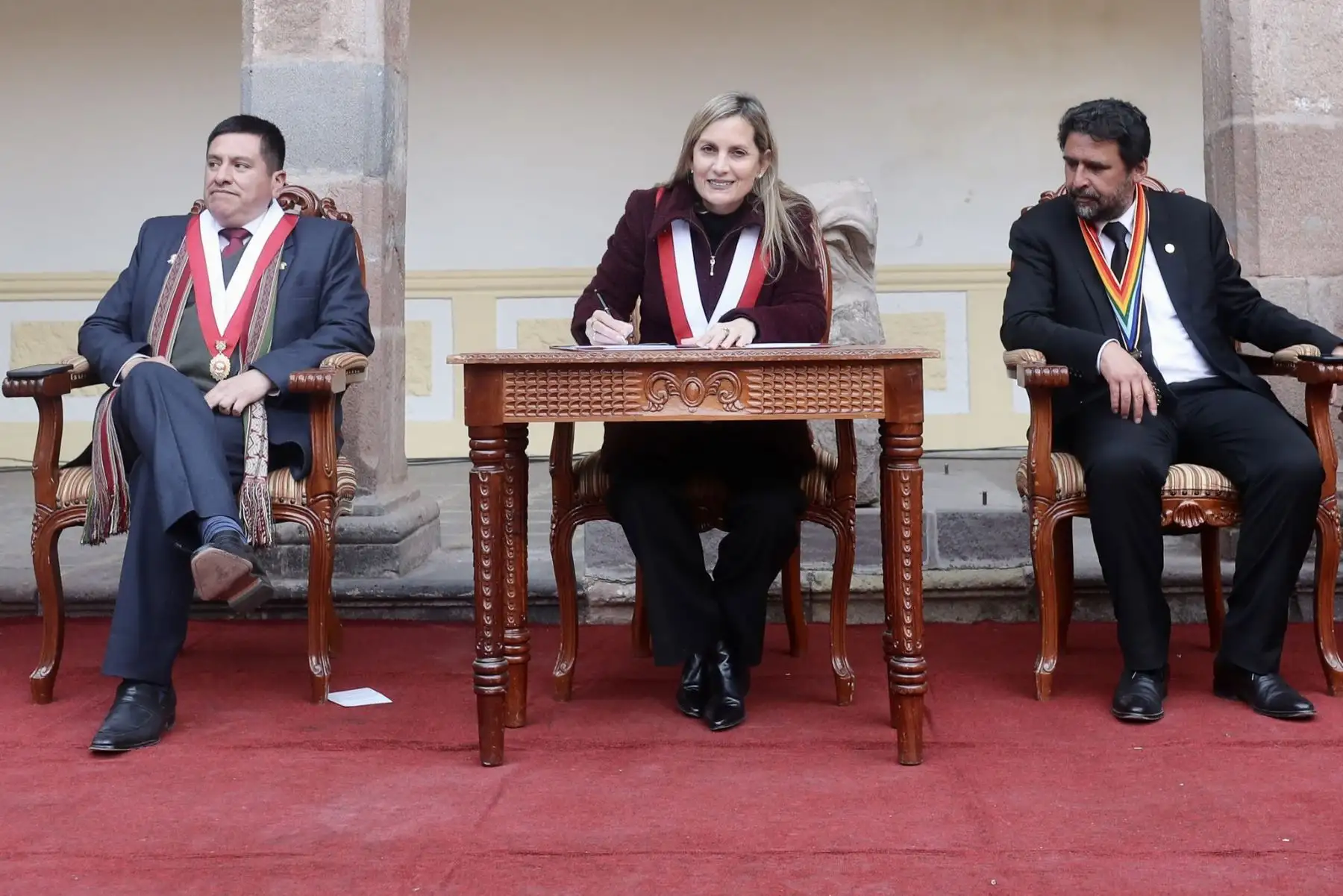 Presidenta del Congreso, Maríia Del Carmen Alva firma en la ciudad del Cusco la autógrafa de ley que modifica la ley de publicidad estatal.
Foto : Congreso