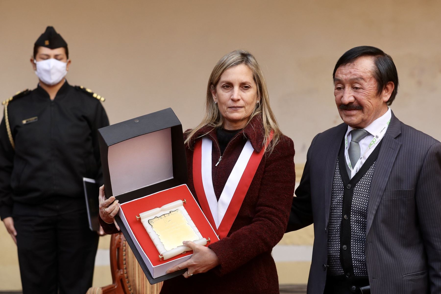 Presidenta del Congreso, Maríia Del Carmen Alva firma en la ciudad del Cusco la autógrafa de ley que modifica la ley de publicidad estatal.
Foto : Congreso