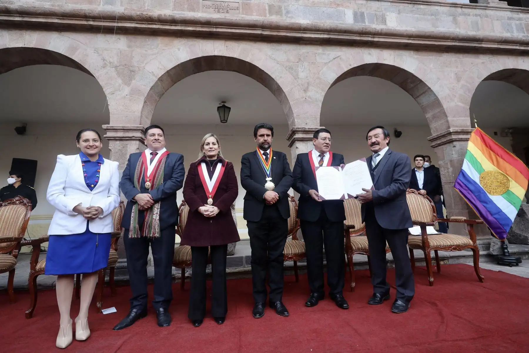 Presidenta del Congreso, Maríia Del Carmen Alva firma en la ciudad del Cusco la autógrafa de ley que modifica la ley de publicidad estatal.
Foto : Congreso