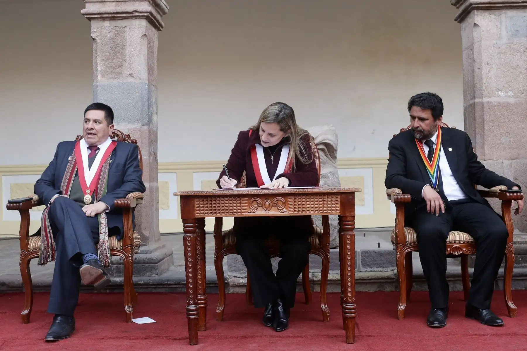 Presidenta del Congreso, Maríia Del Carmen Alva firma en la ciudad del Cusco la autógrafa de ley que modifica la ley de publicidad estatal.
Foto : Congreso